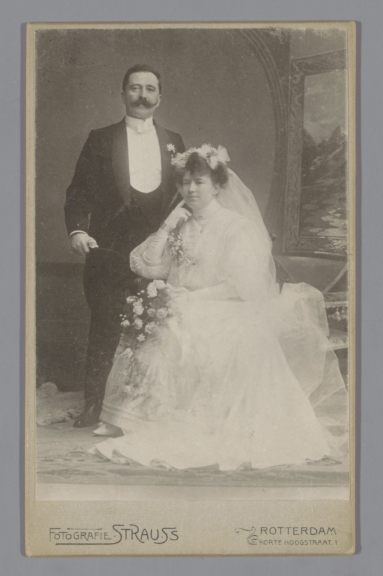Portret van een onbekend bruidspaar by Fotografie Strauss