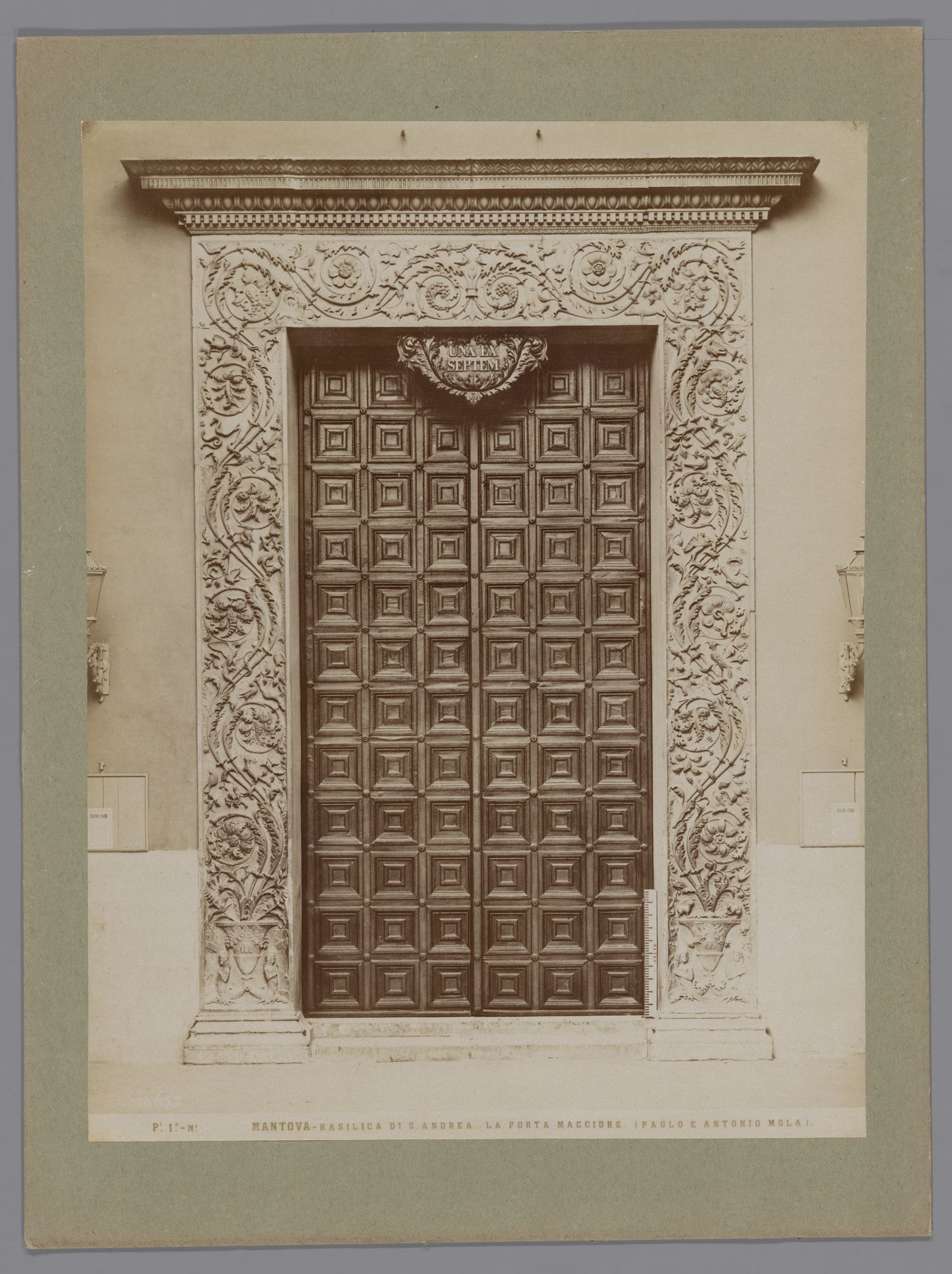 Hoofdingang van de San Andrea te Mantua by Fratelli Alinari