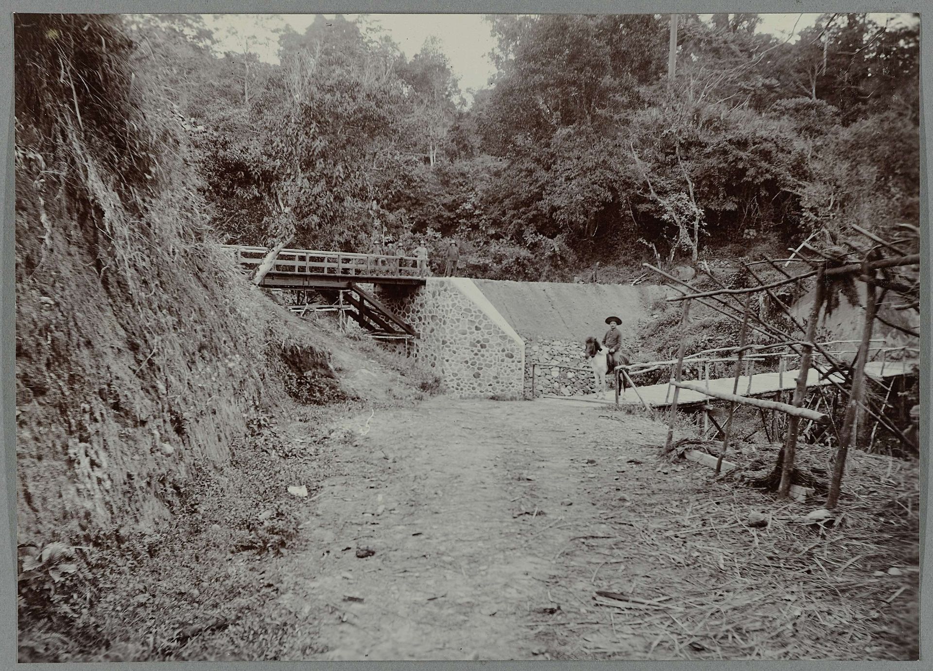 Brug over de Wenih Rongka by Anonymous