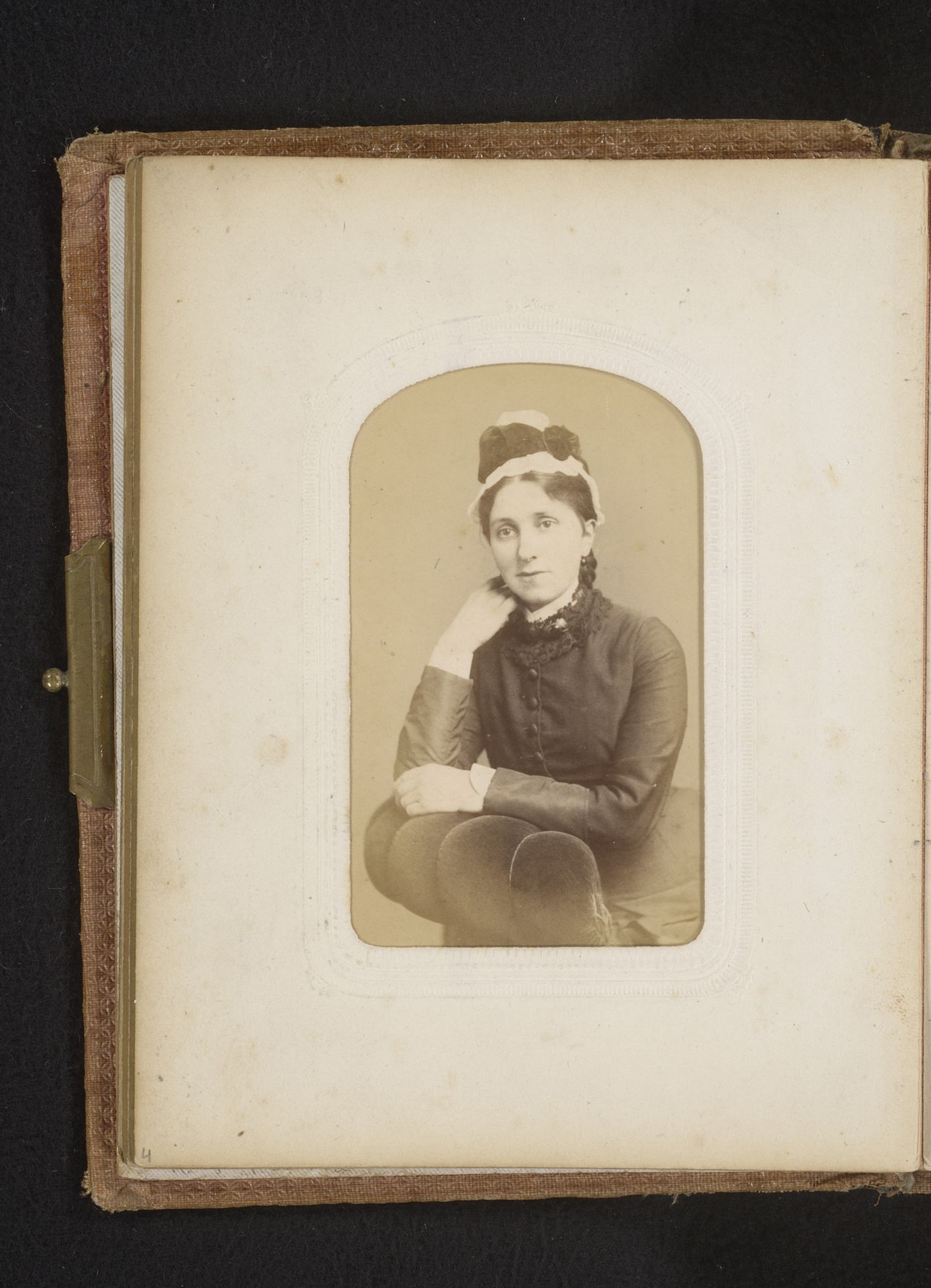 portret-van-een-zittende-jonge-vrouw-met-muts-silas-eastham-artera