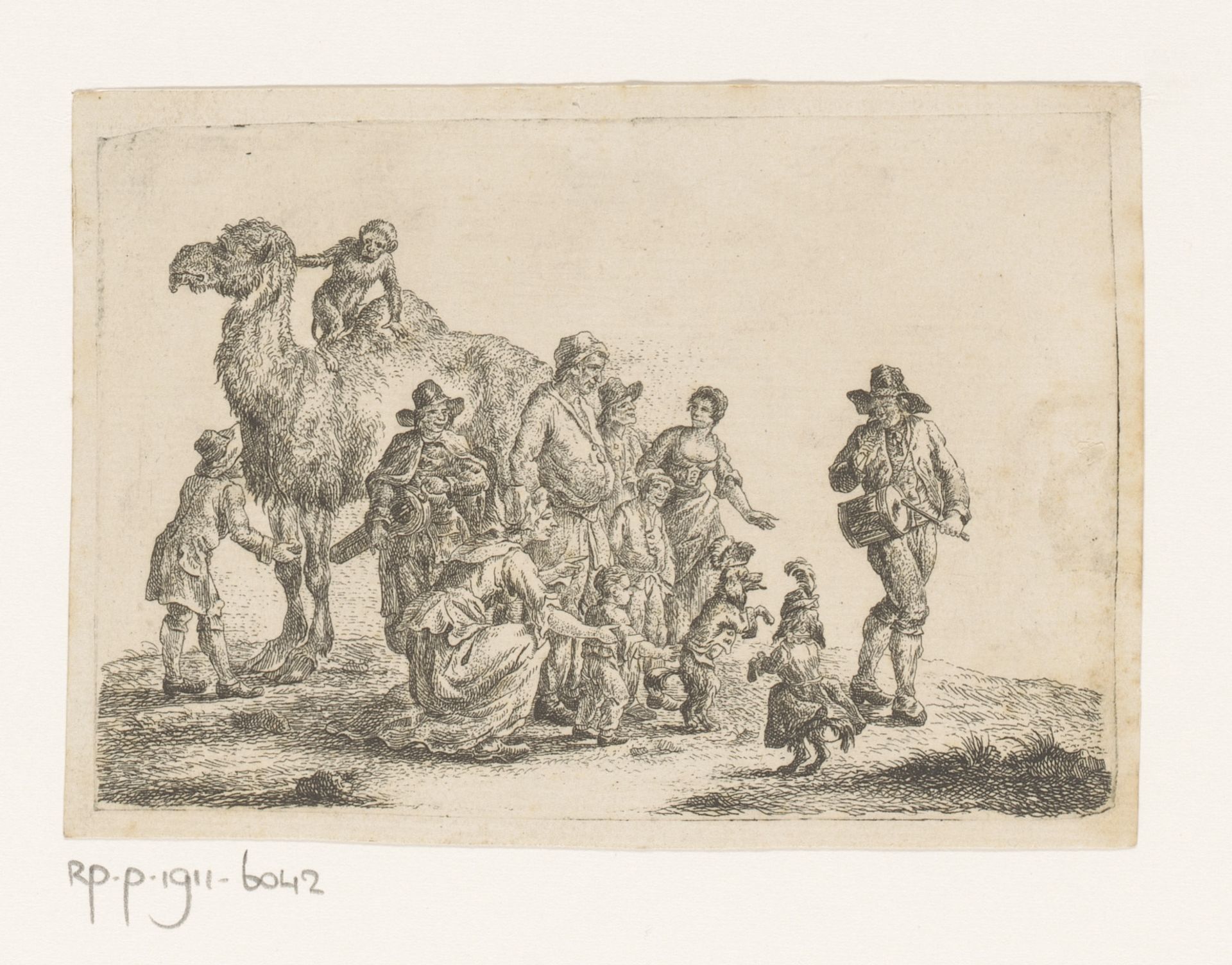 Muzikanten met een draailier en een trommel laten honden dansen voor publiek, op de achtergrond een dromedaris met een aap op de rug by Pierre Jean Baptiste Leroy