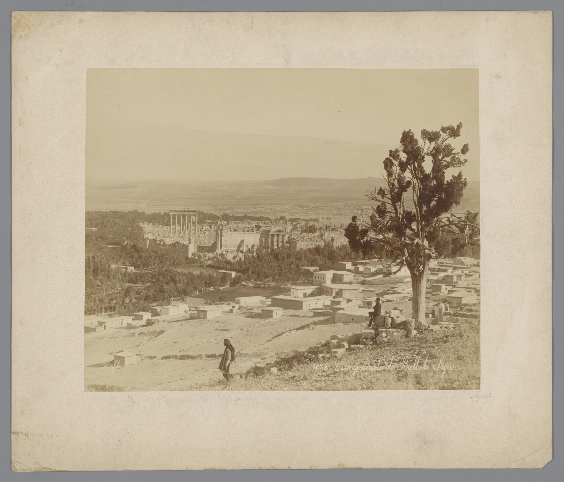 Gezicht op Baalbek by Maison Bonfils