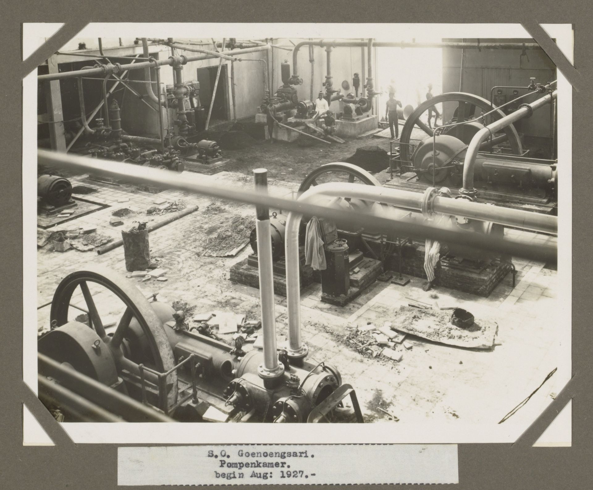 S.O. Goenoengsari. Pompenkamer. begin Aug: 1927. by Anonymous