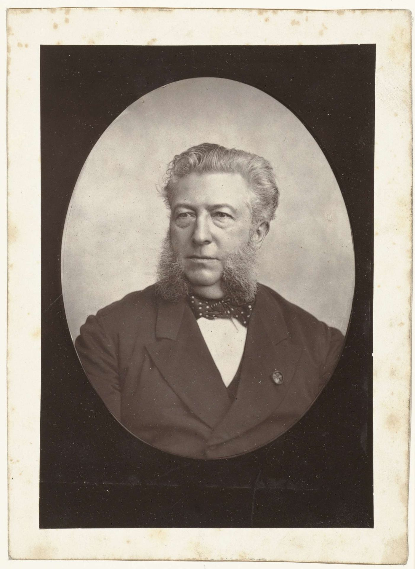Ovaal studioportret van de dominee en dichter J.J.L. ten Kate by Wegner & Mottu