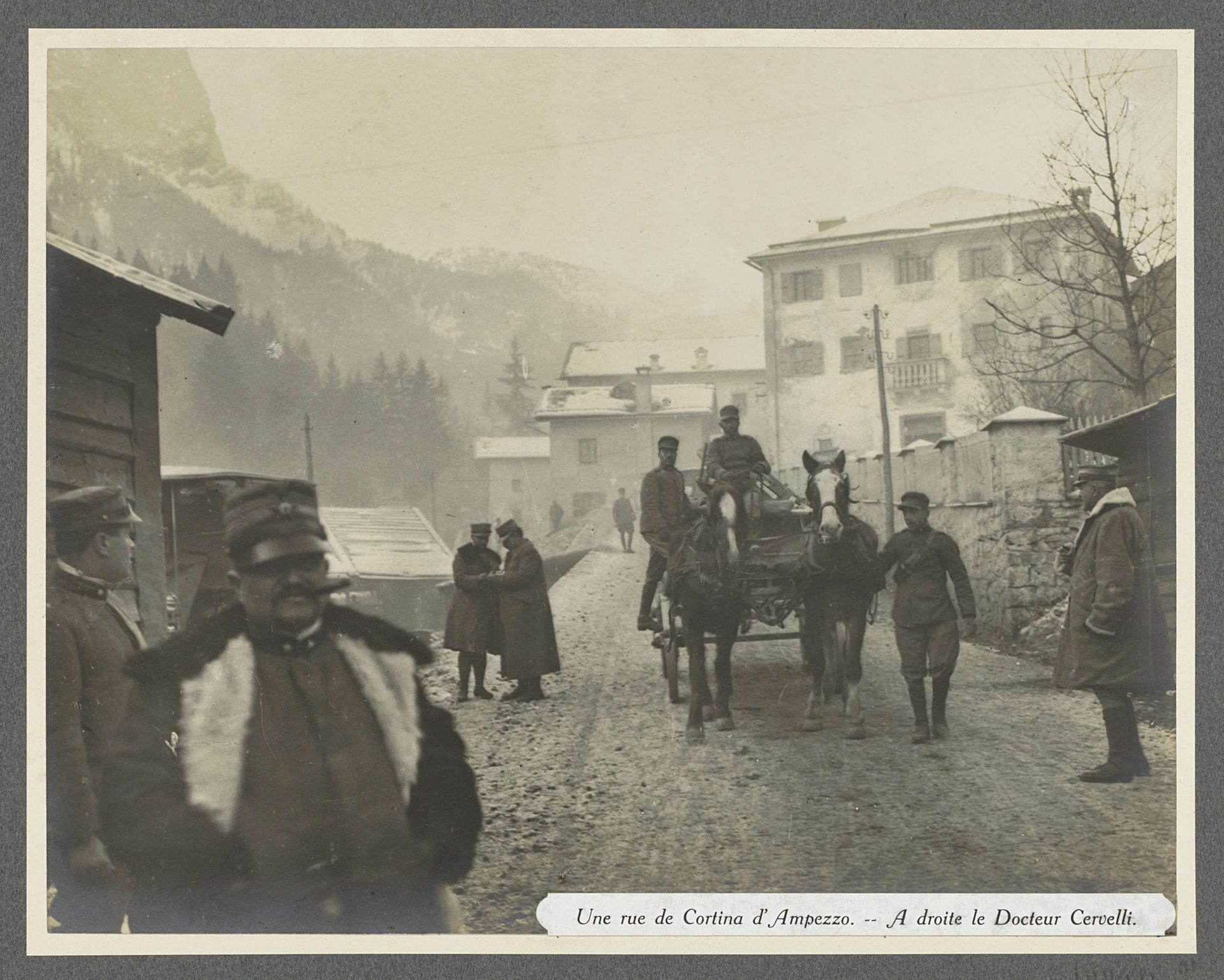Vermoedelijk Italiaanse militairen, een paard en een wagen en dokter Cervelli (rechts) in een straat in Cortina d'Ampezzo in de Dolomieten by Henri de Rothschild