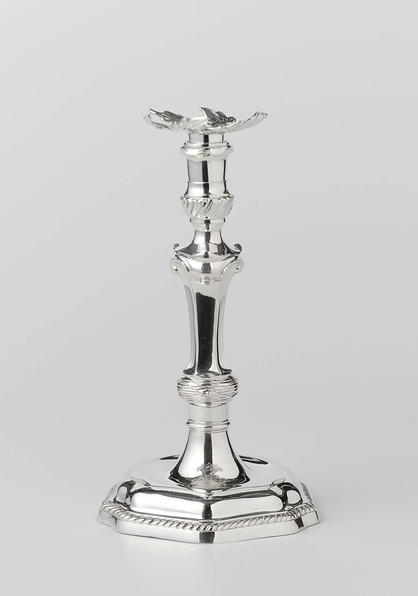 Kandelaar van zilver met zeskantige voet en stam en met vetvanger in vorm van gelobd blad. Op voet gegraveerde wapen Rotterdam by Rudolphus Sondagh
