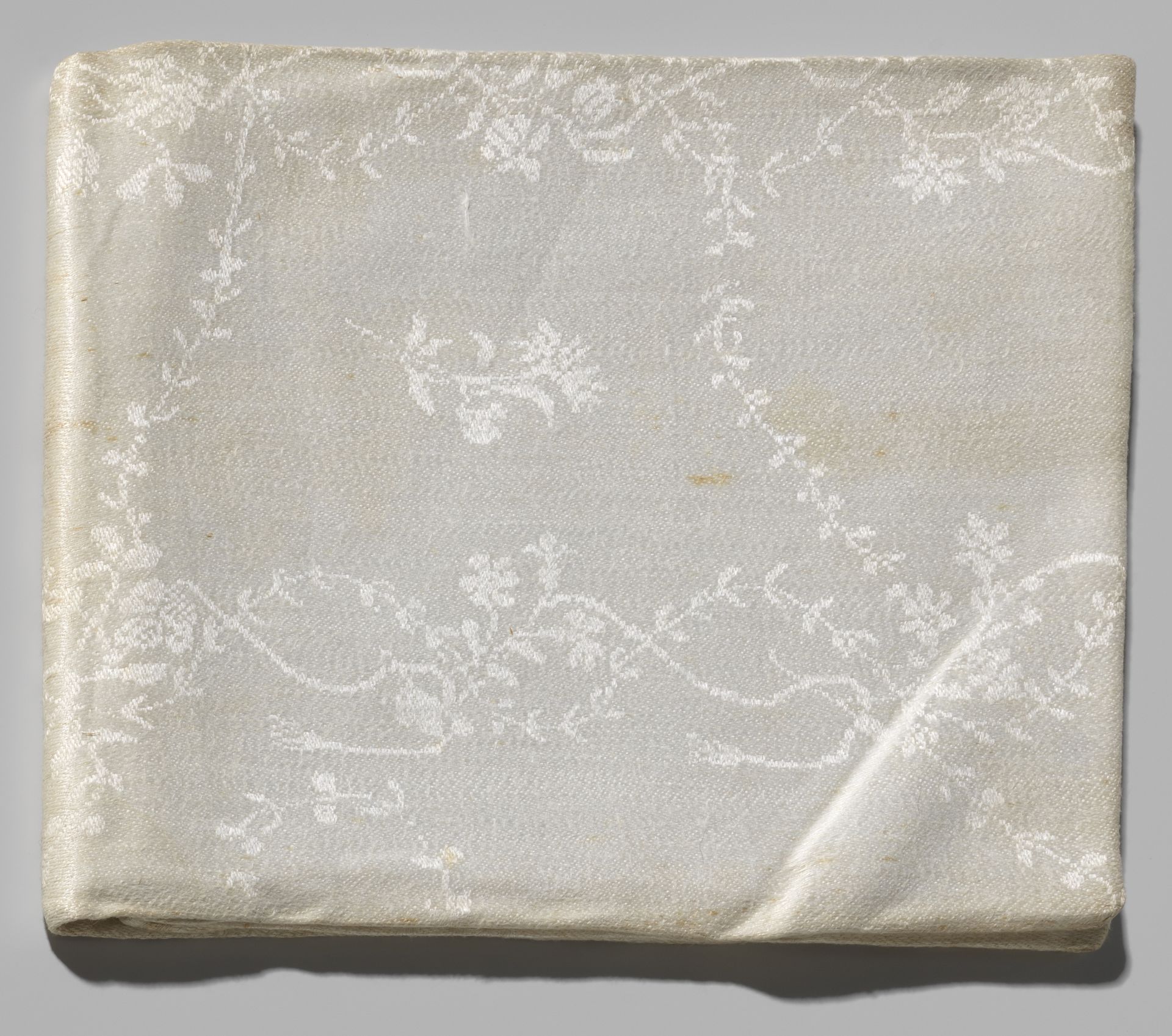 Servet met bloemen en slingers by Anonymous