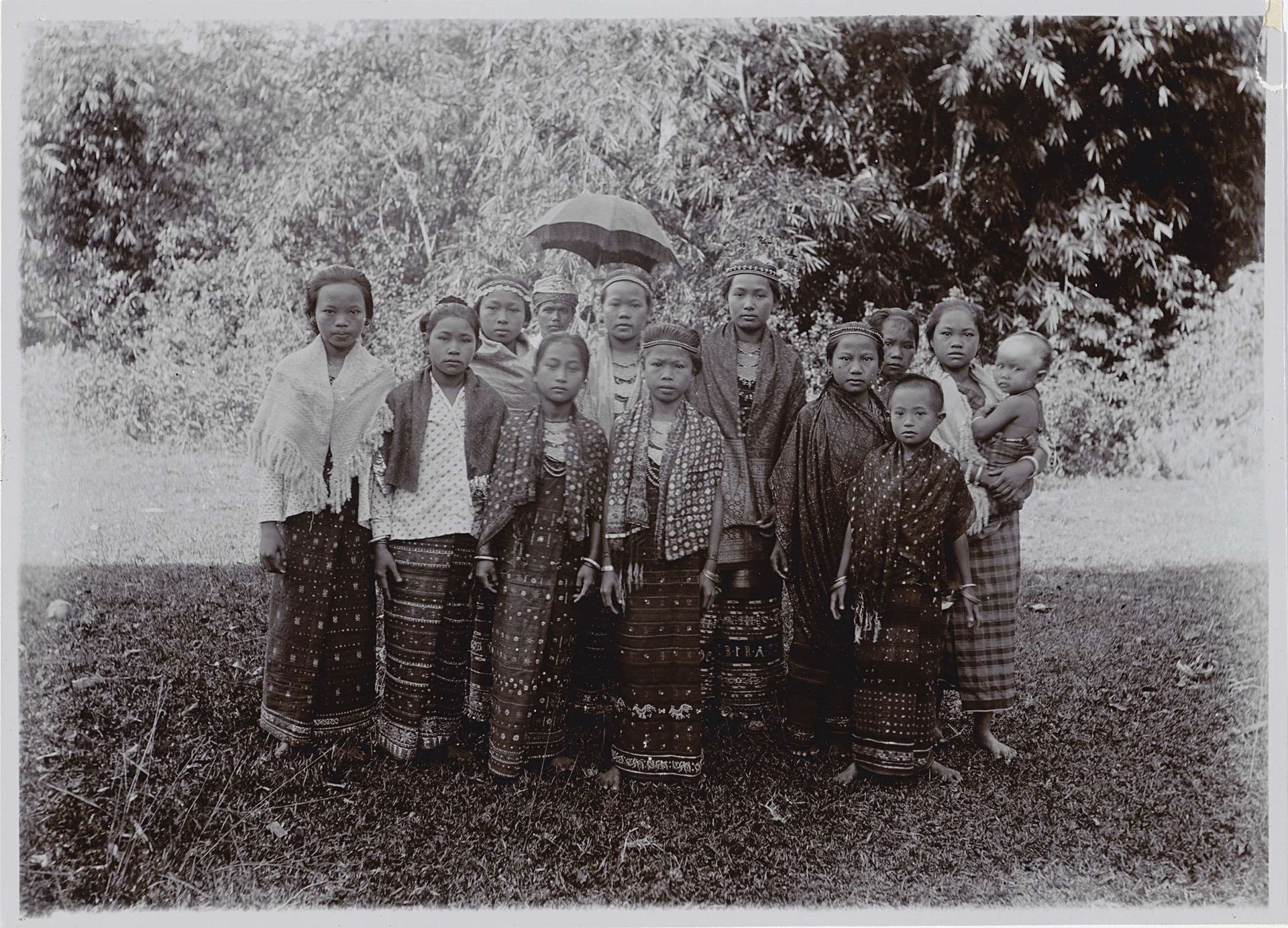 Een groep jonge vrouwen in sarong  en met schouderdoeken in Lampong op Sumatra by Johanna Hermina Marmelstein