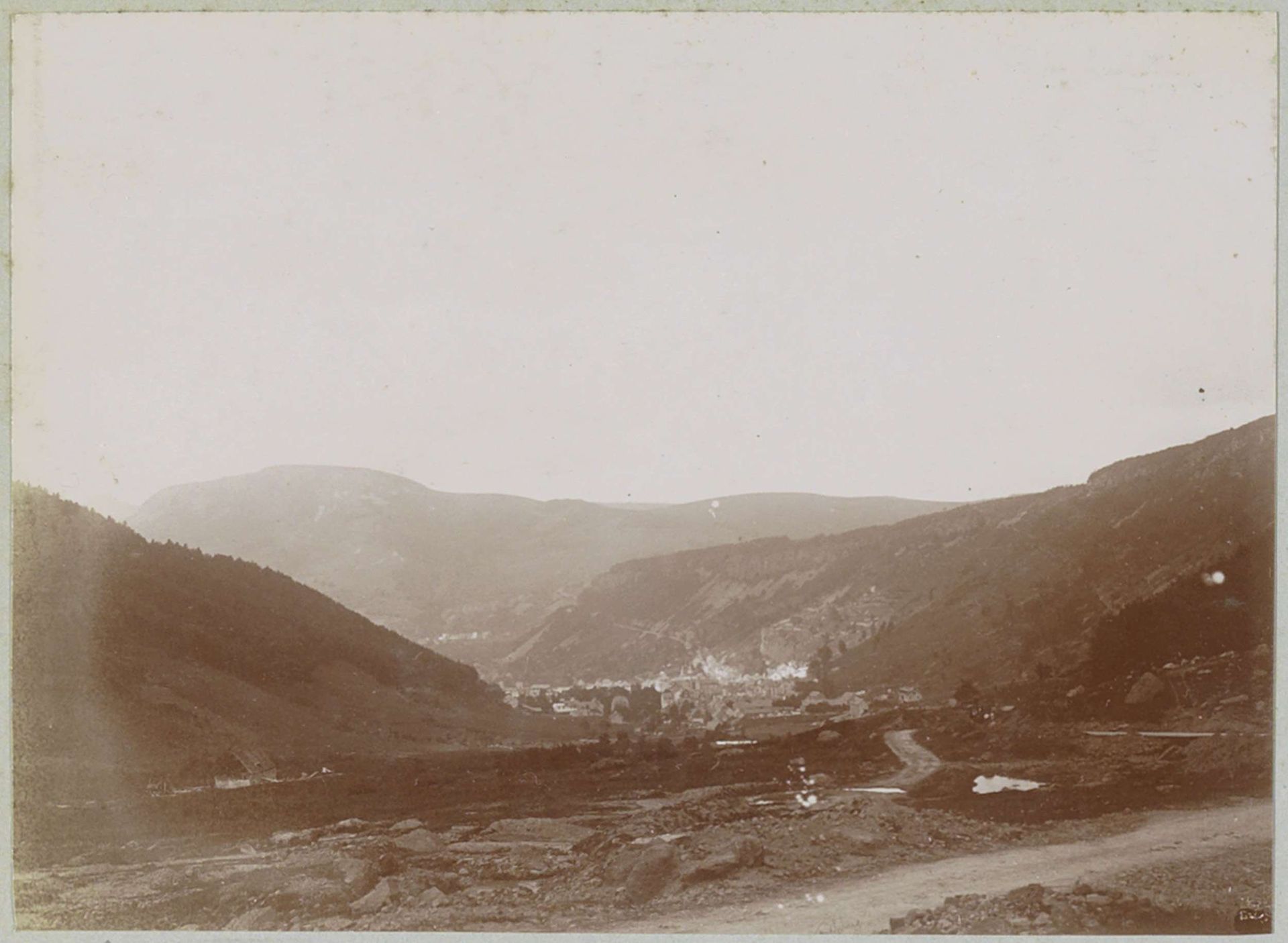 Gezicht op Mont-Dore en de omliggende bergen by Delizy