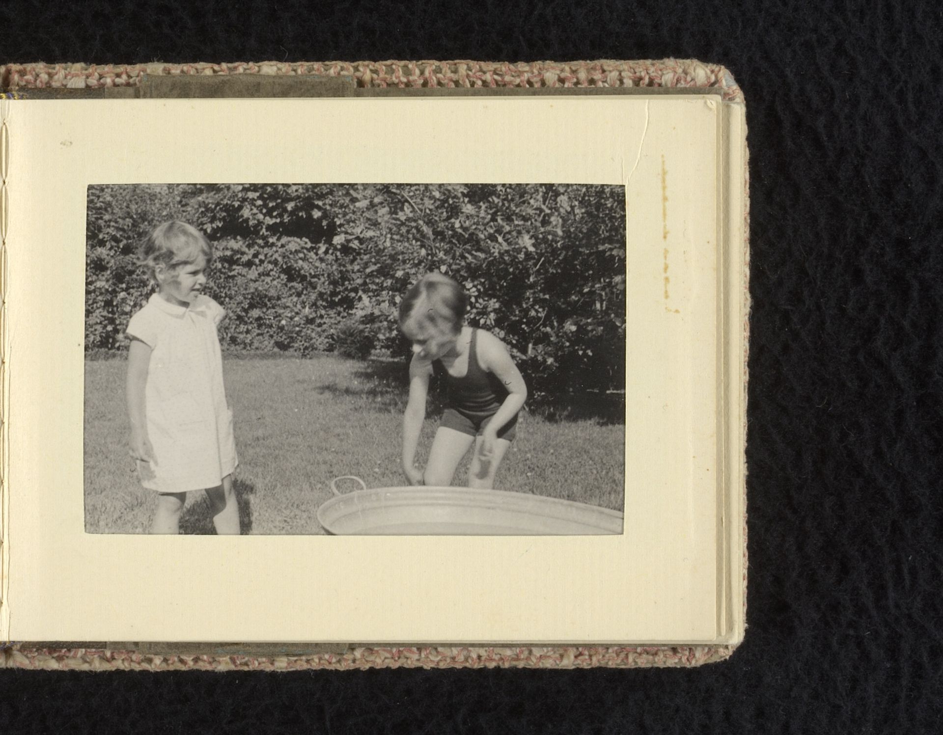 Isabel Wachenheimer rond een tobbe met een onbekend meisje, juli-augustus 1933, Hamburg by familie Wachenheimer
