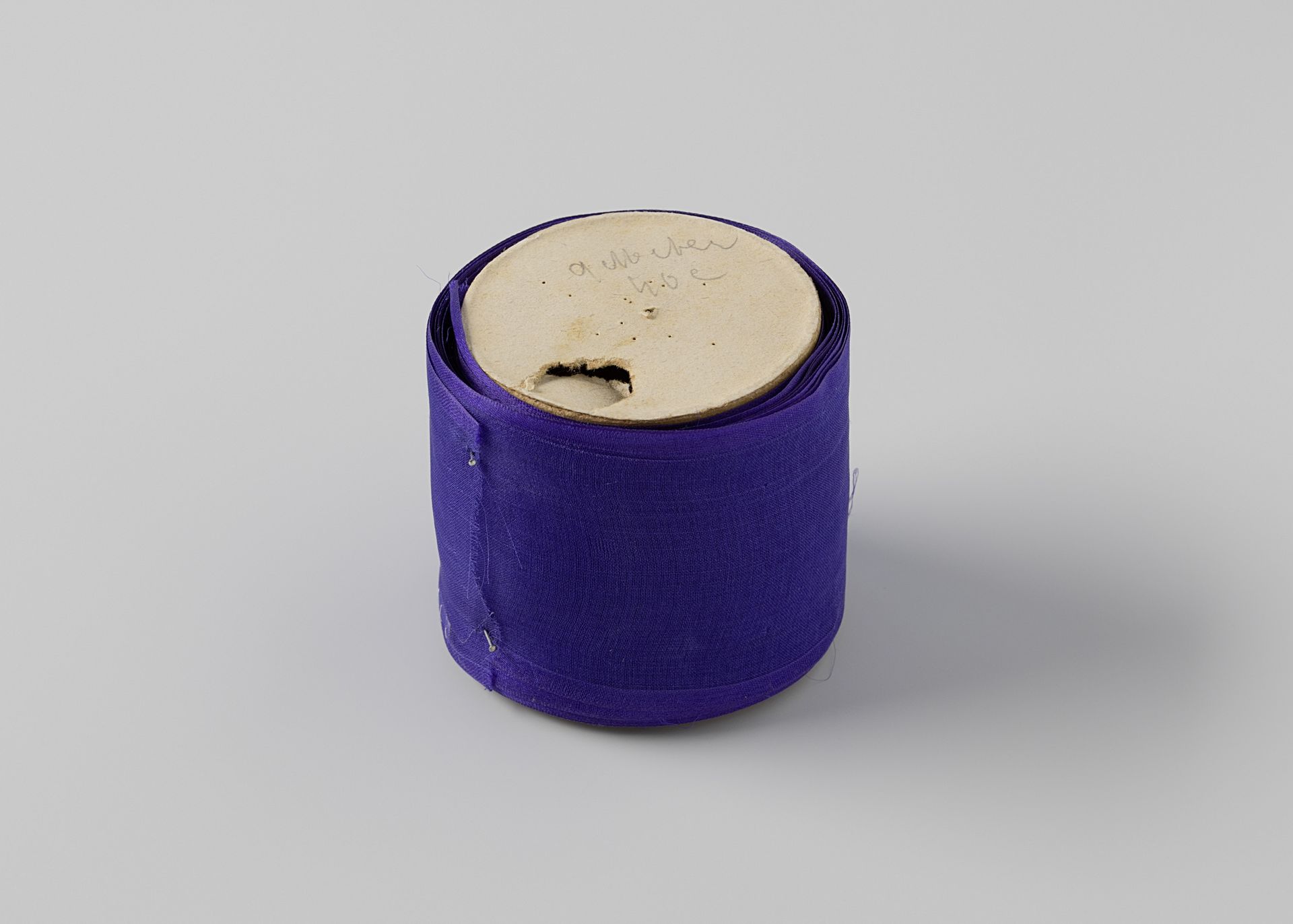 Lint van blauw gaas by Gustav Schnitzler