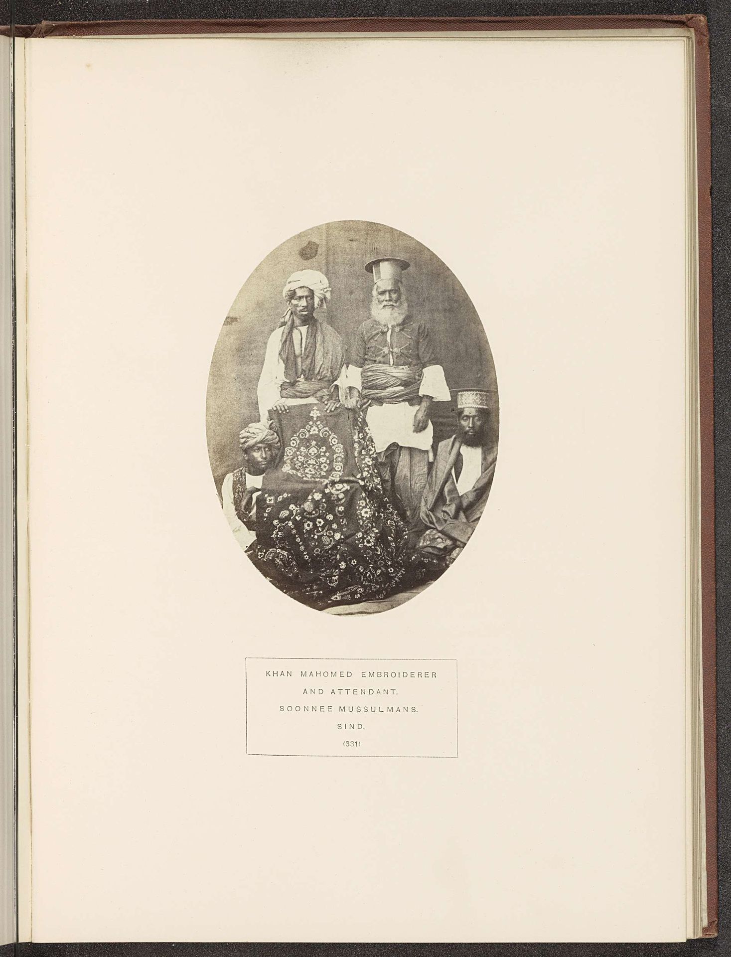 Portret van Khan Mahomed, een borduurder, samen met drie medewerkers by Henry Charles Baskerville Tanner