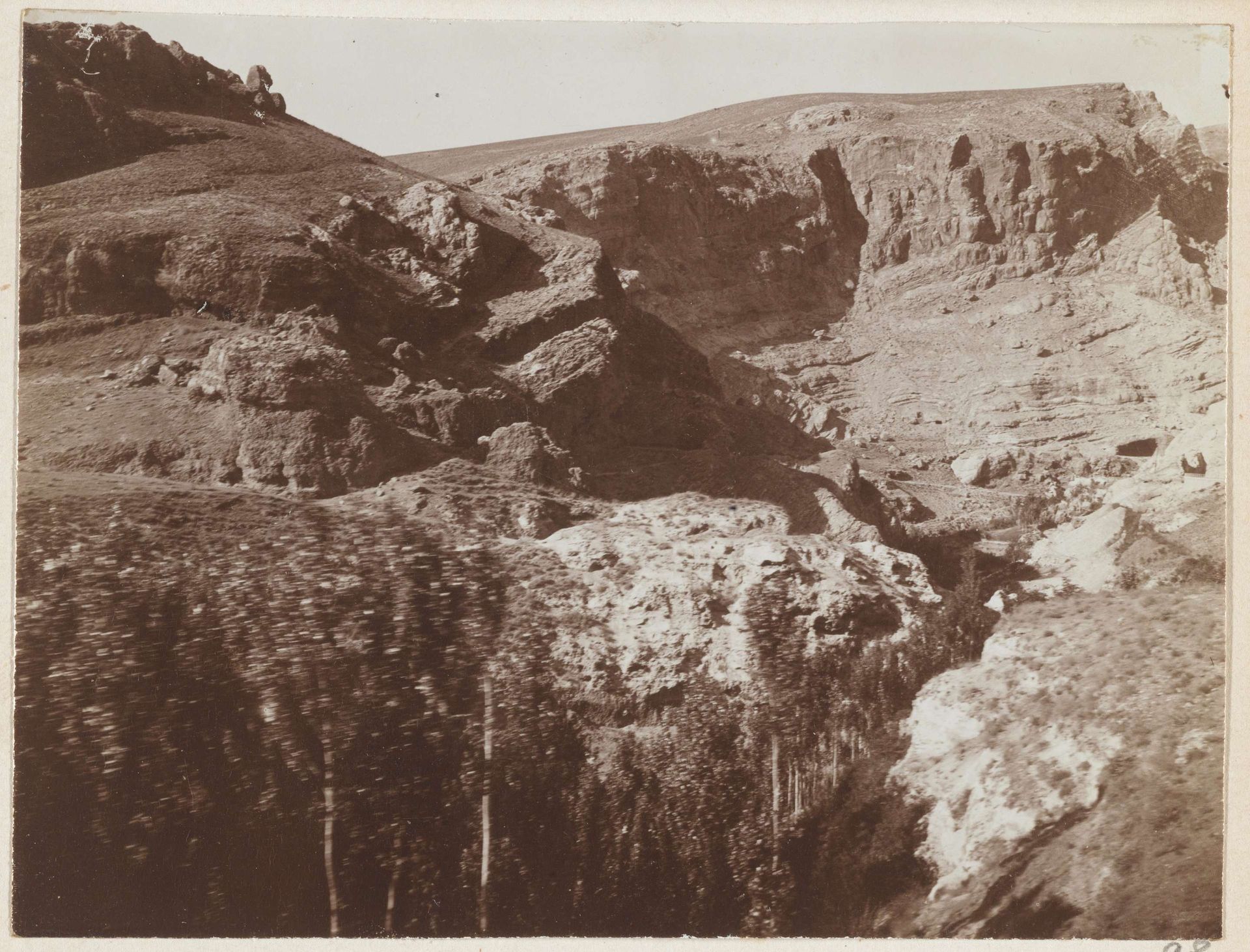 Gezicht op het dal van de Barada bij de Anti-Libanon by Johannes Lodewijk Heldring