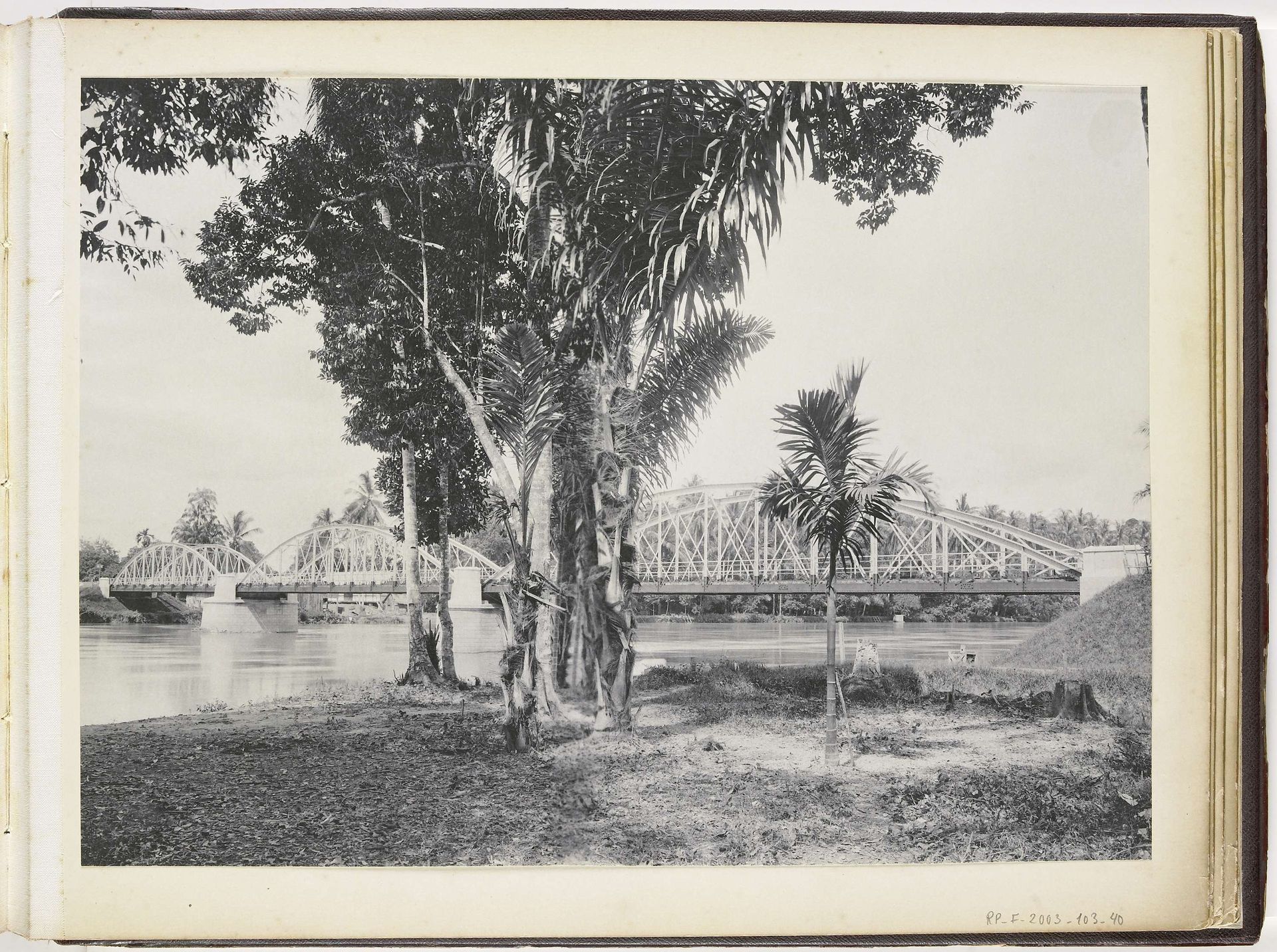 Gezicht op brug over de Wampoe-rivier, Tandjong Poera, Langkat Sumatra by Heinrich Ernst & Co