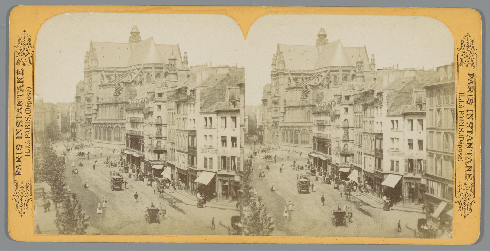 Gezicht op de Église Saint-Eustache en vermoedelijk de Rue Rambuteau in Parijs by Hippolyte Jouvin
