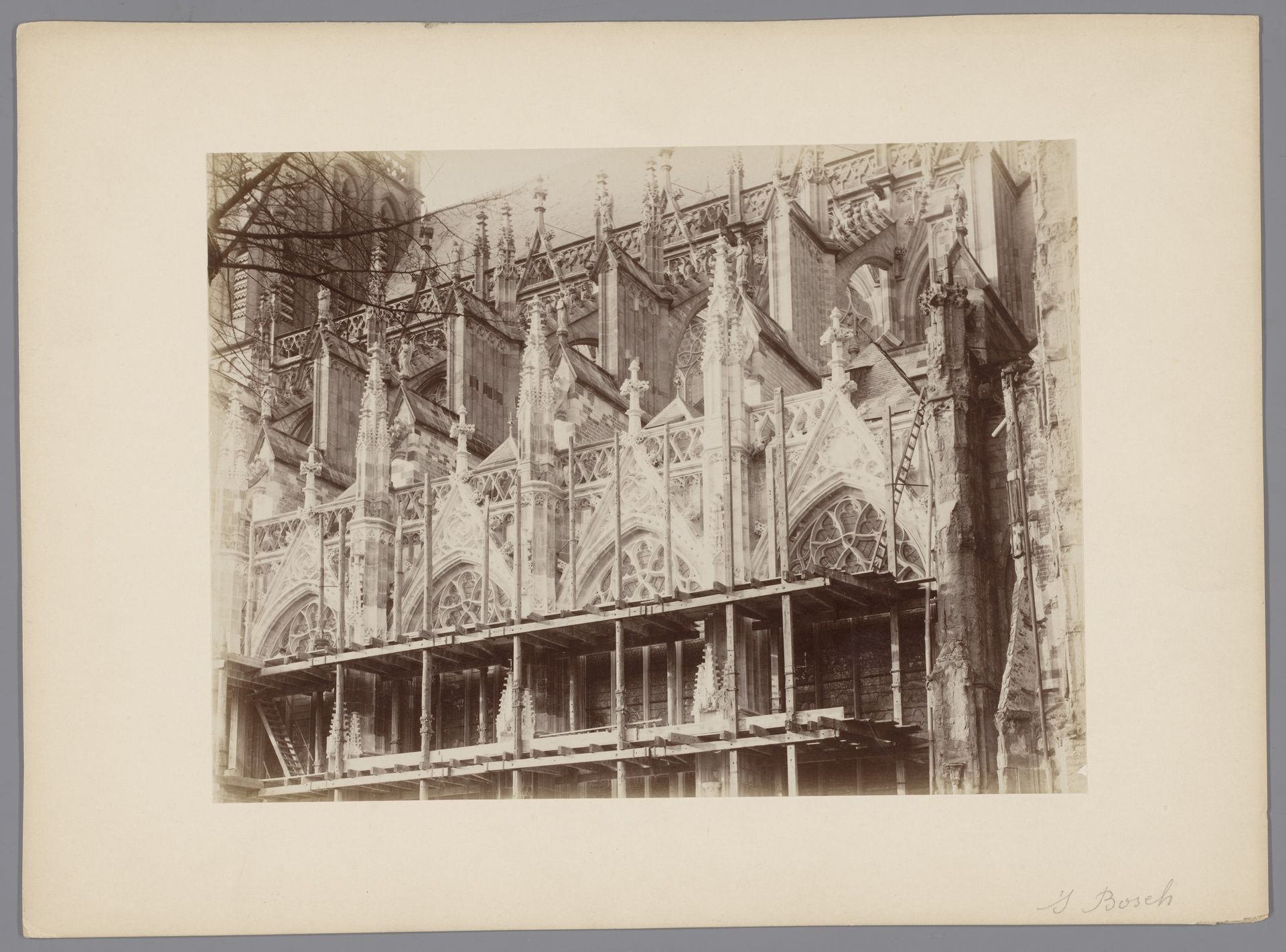 Zuidzijde van het schip van de Sint-Janskathedraal te Den Bosch by anoniem (Monumentenzorg)