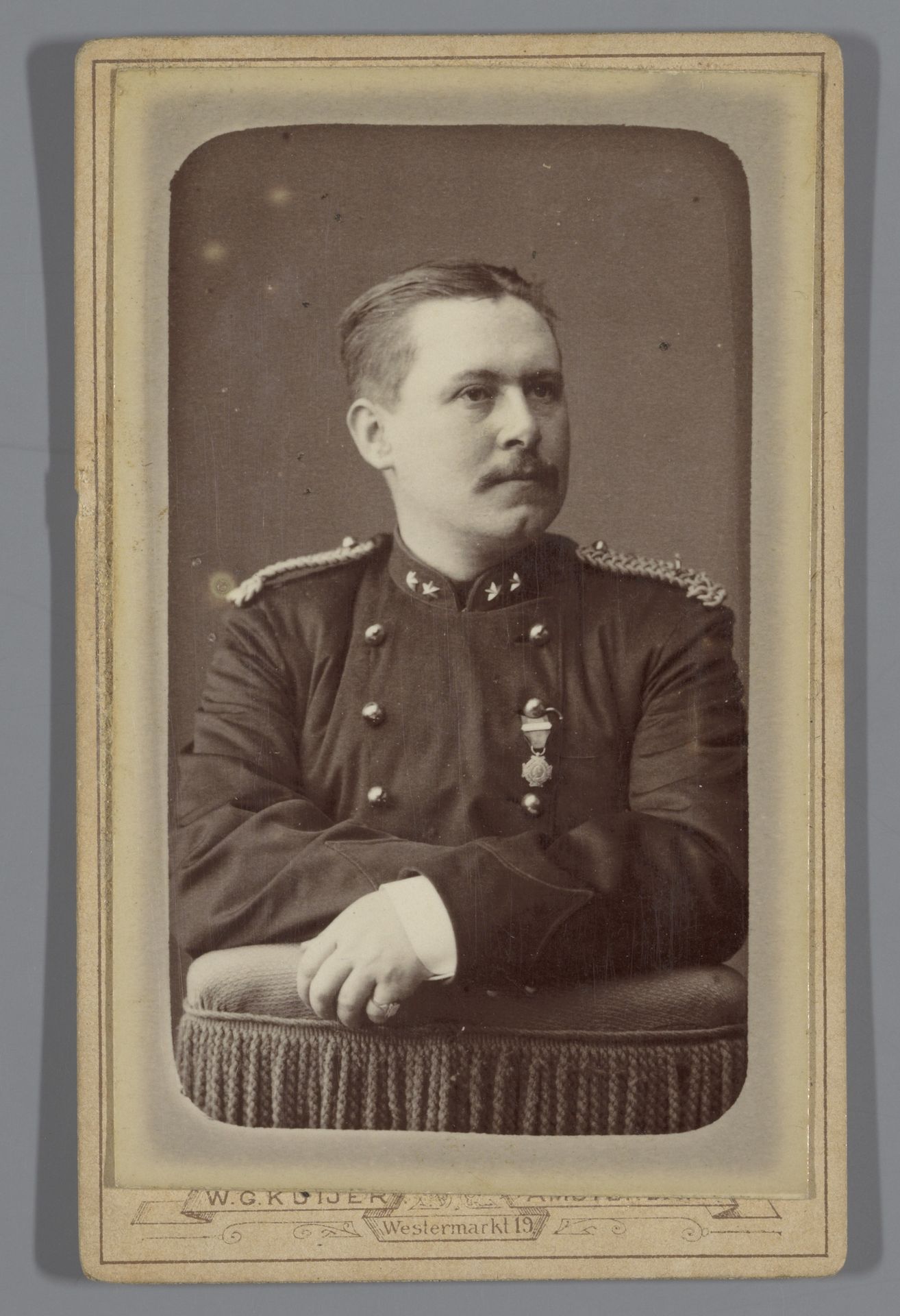 Portret van een onbekende man in uniform by Willem Gerhardus Kuijer
