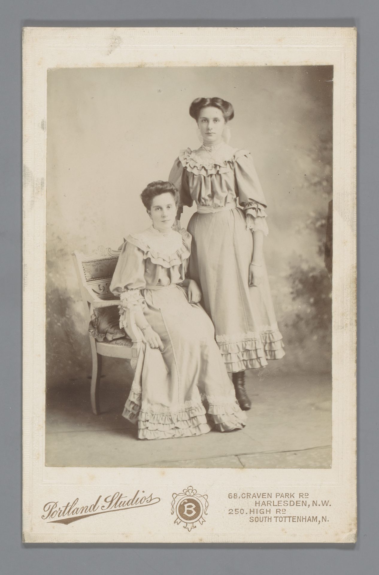 Studioportret van twee onbekende vrouwen by Portland Studios