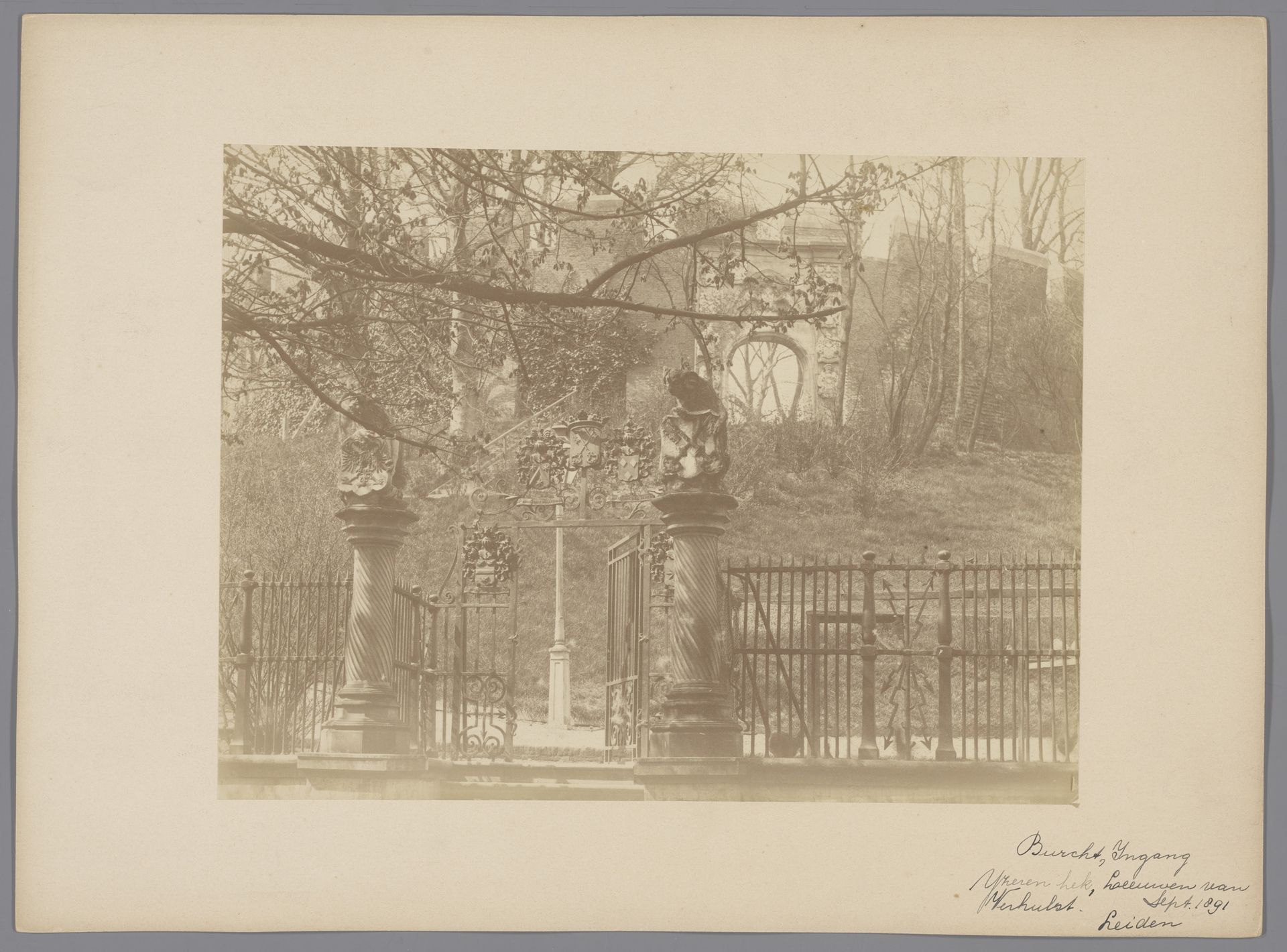 Ingang van de Burcht van Leiden by anoniem (Monumentenzorg)
