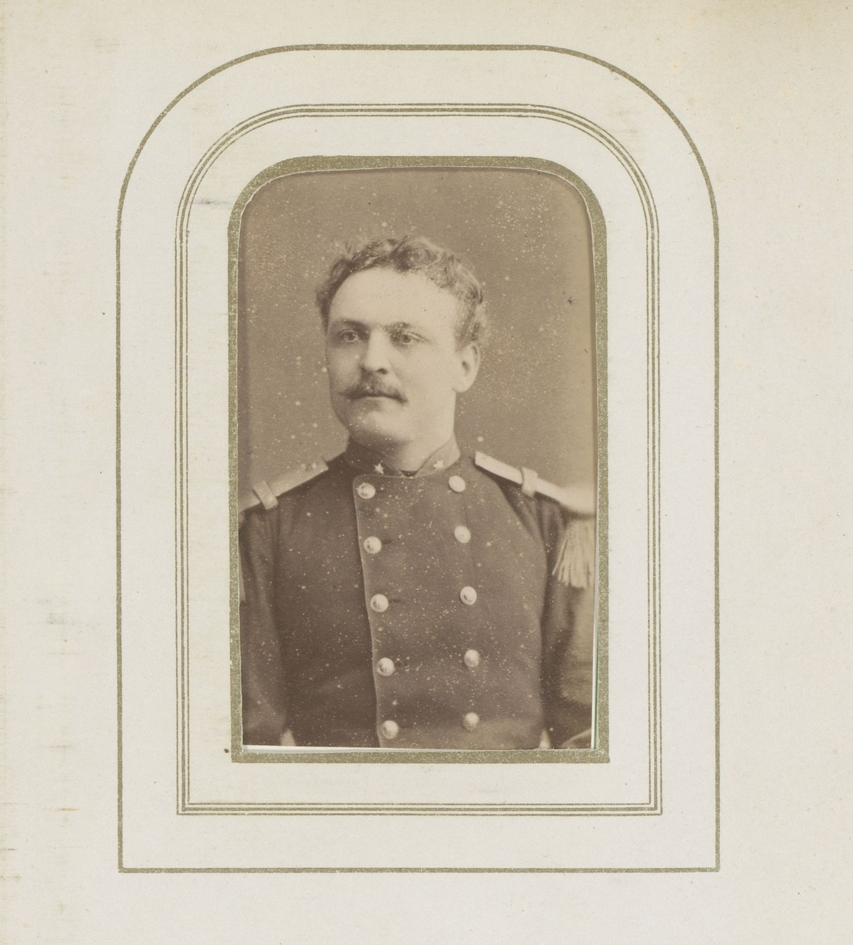 Portret van een man met snor in uniform by Léonard Hubert Zeyen