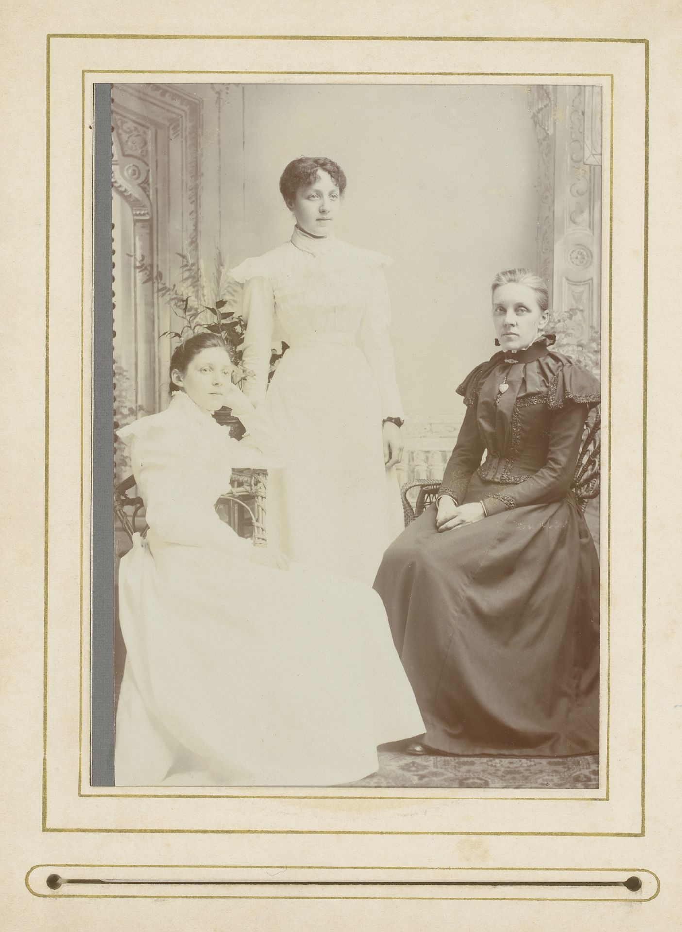 Portret van drie vrouwen by E. Noble