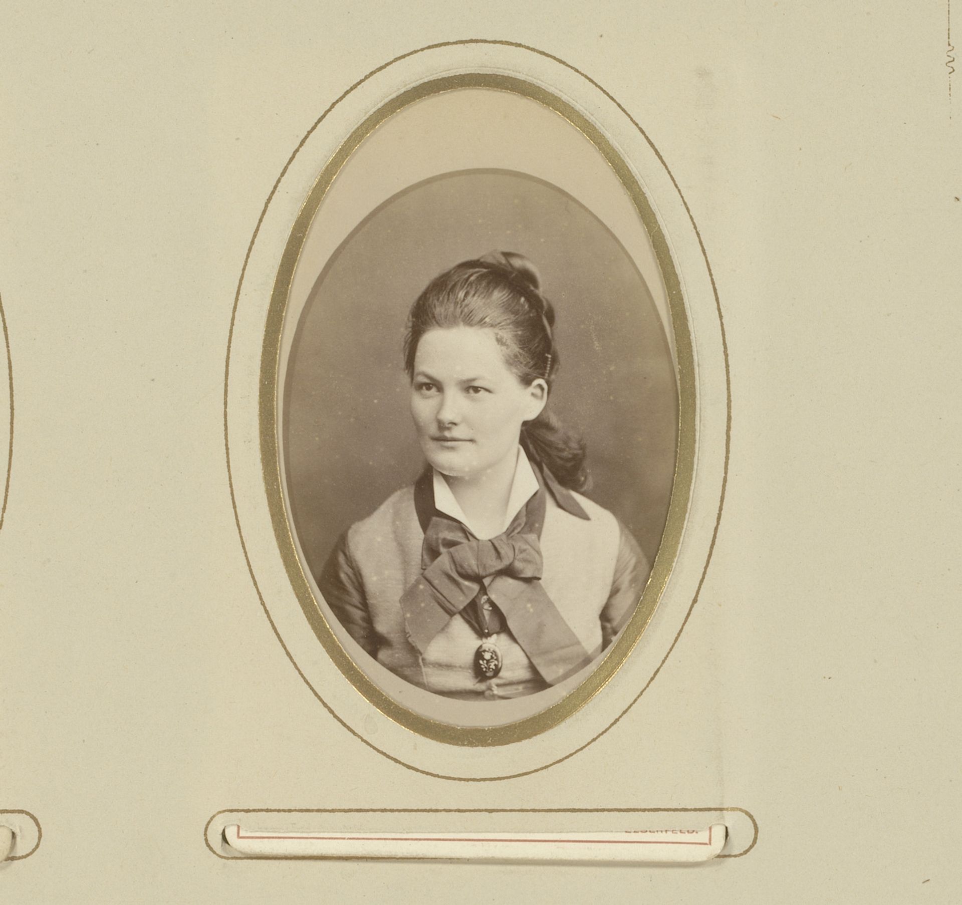 Portret van een jonge vrouw by Moritz Schweisfurth