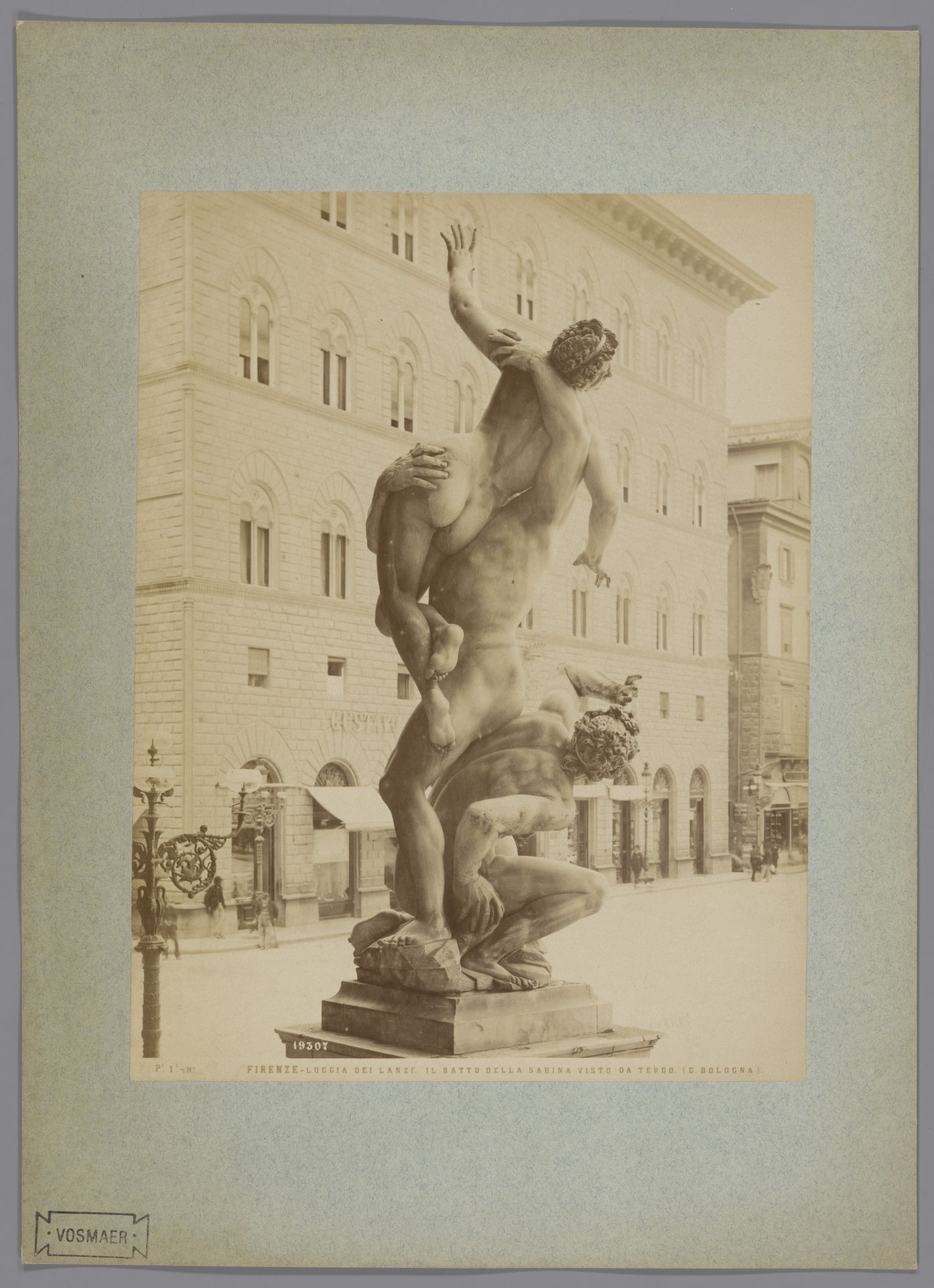 Sculptuur De Sabijnse maagdenroof naar Giambologna in de Loggia dei Lanzi te Florence, Italië by Fratelli Alinari