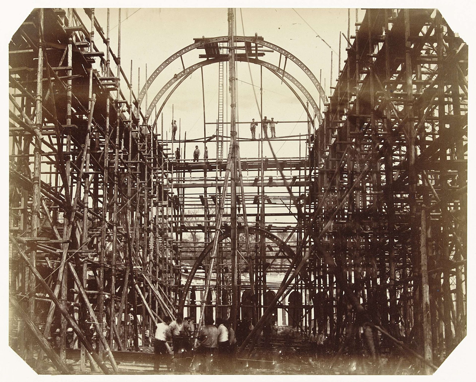 Bouwwerkzaamheden voor het tentoonstellingsgebouw van de 1862 International Exhibition in South Kensington, Londen by Benjamin L. Spackman