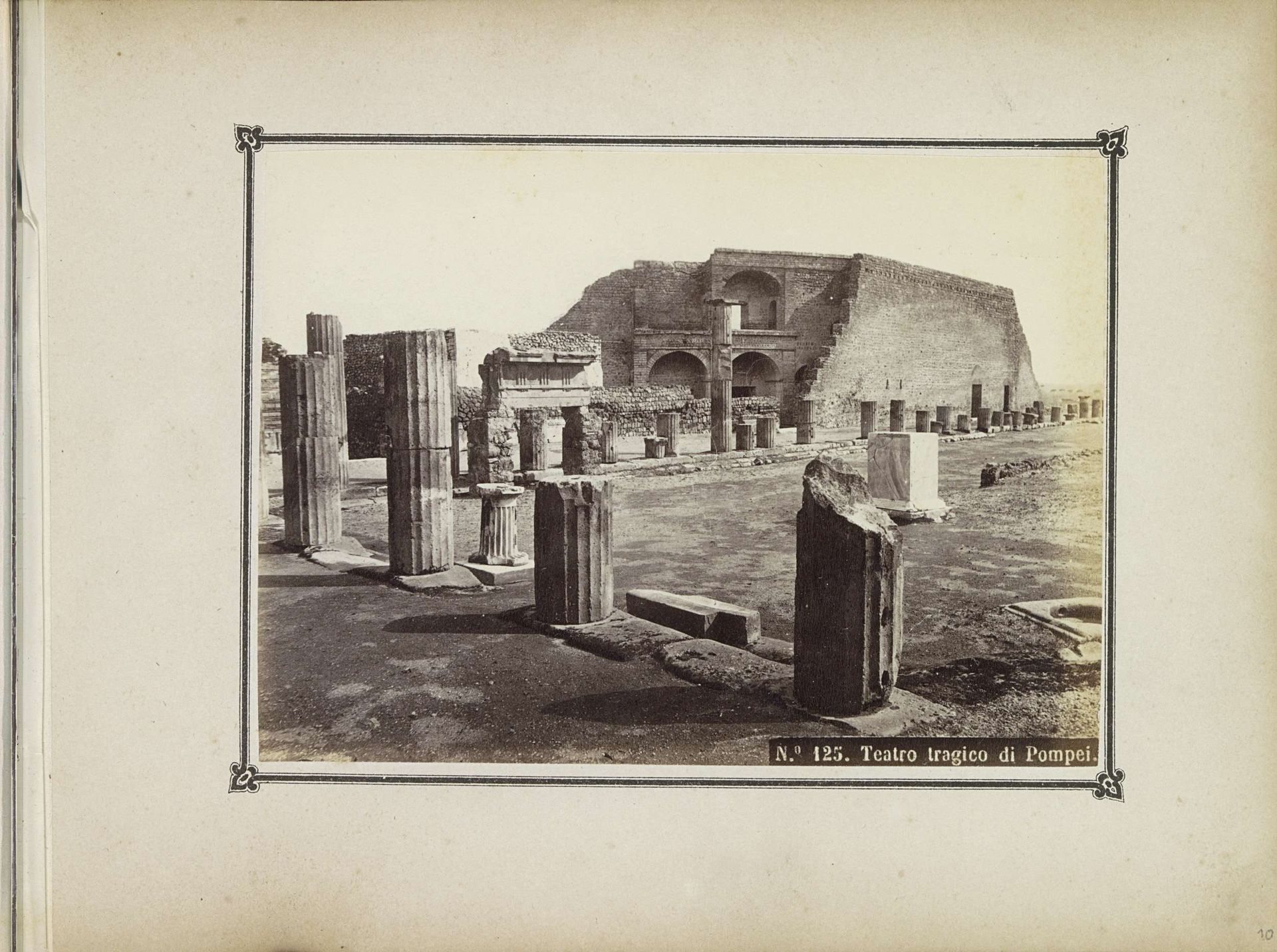 Restanten van een theater in Pompeï by Roberto Rive