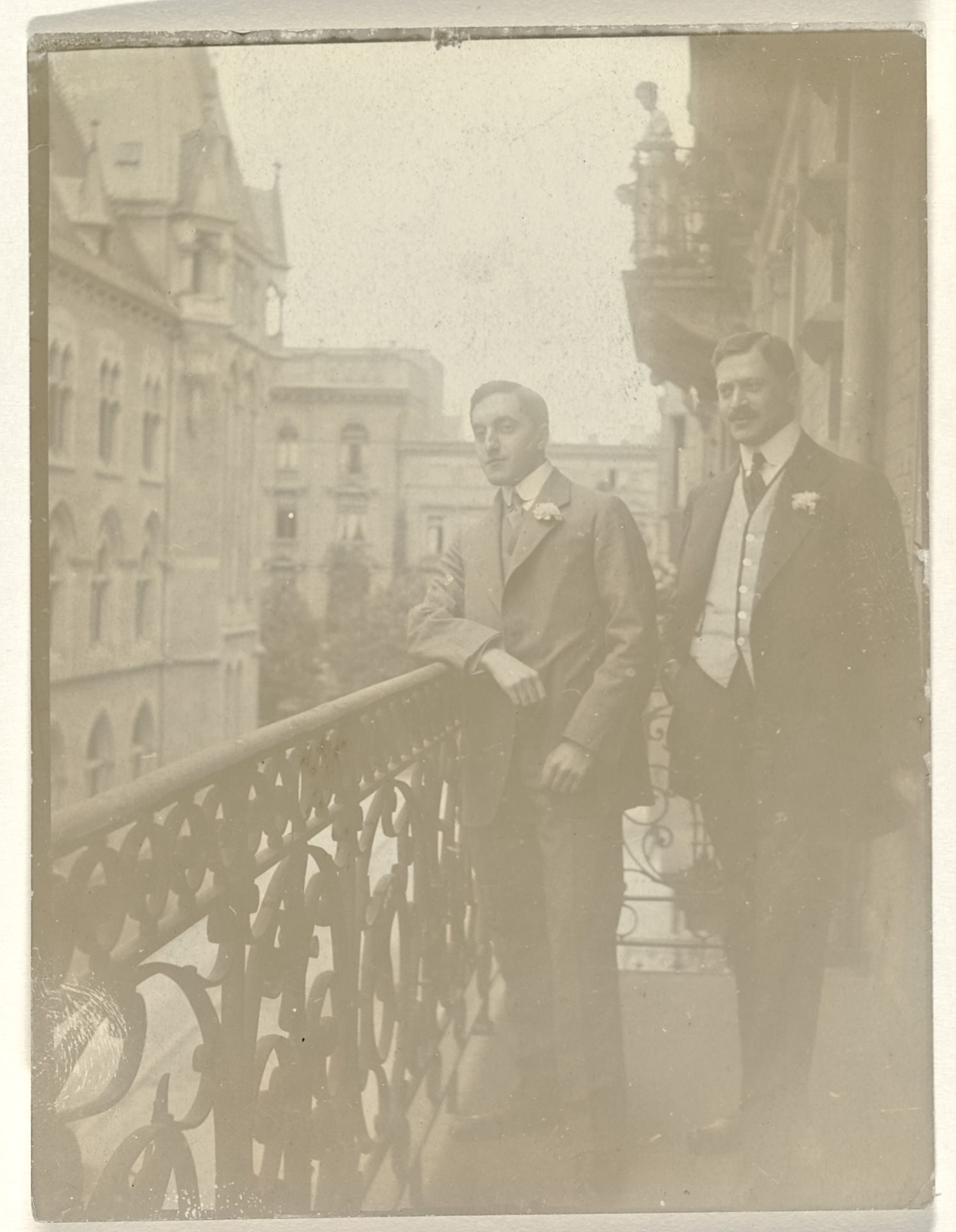 Eugen Wachenheimer als jongeman met een onbekende man op een balkon, 1906-1926 by Anonymous