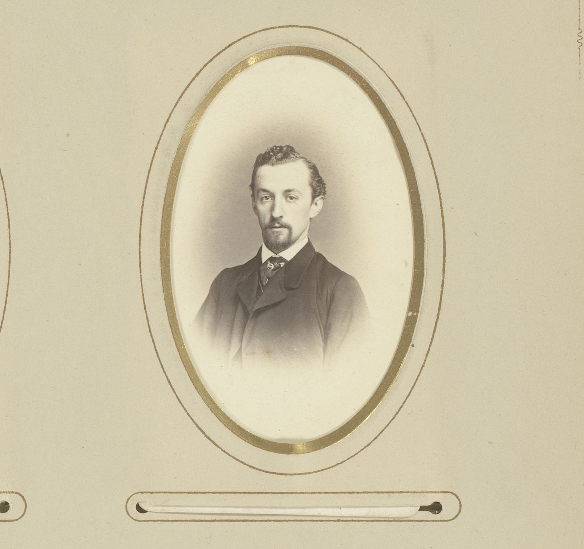 Portret van een man met snor en baard by F. Springmeier