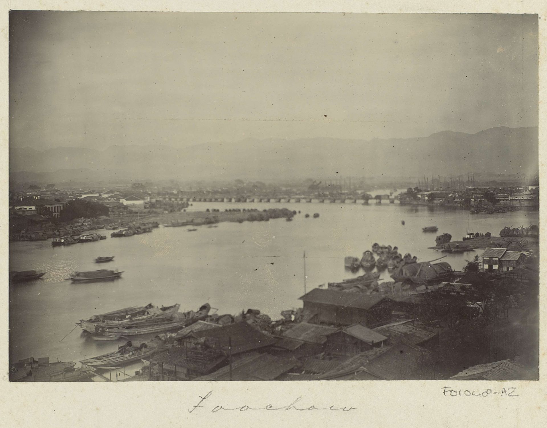 Fuzhou: gezicht over de stad, de brug en de rivier by Hendrik Dunlop