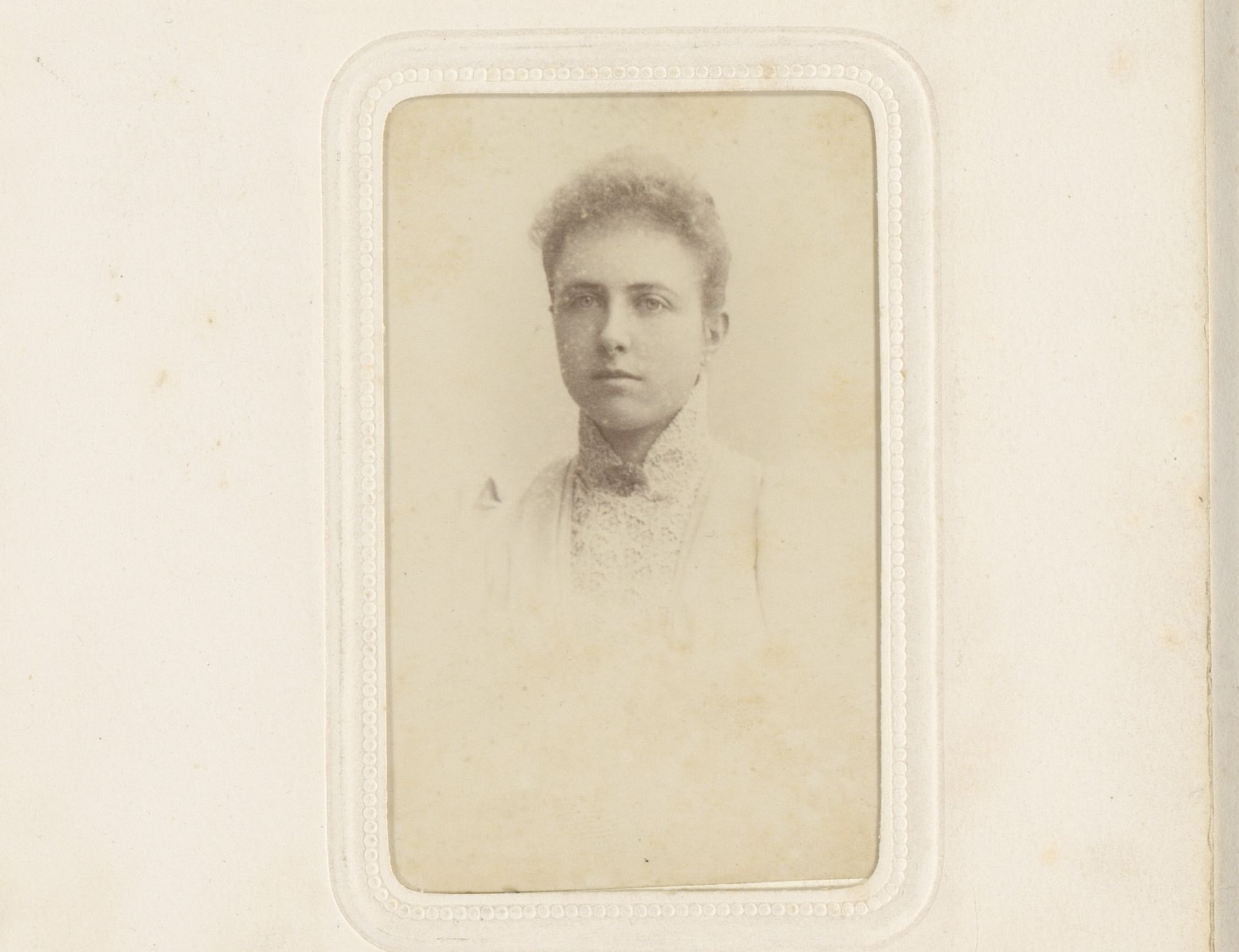 Portret van een jonge vrouw by Gebroeders Cordes