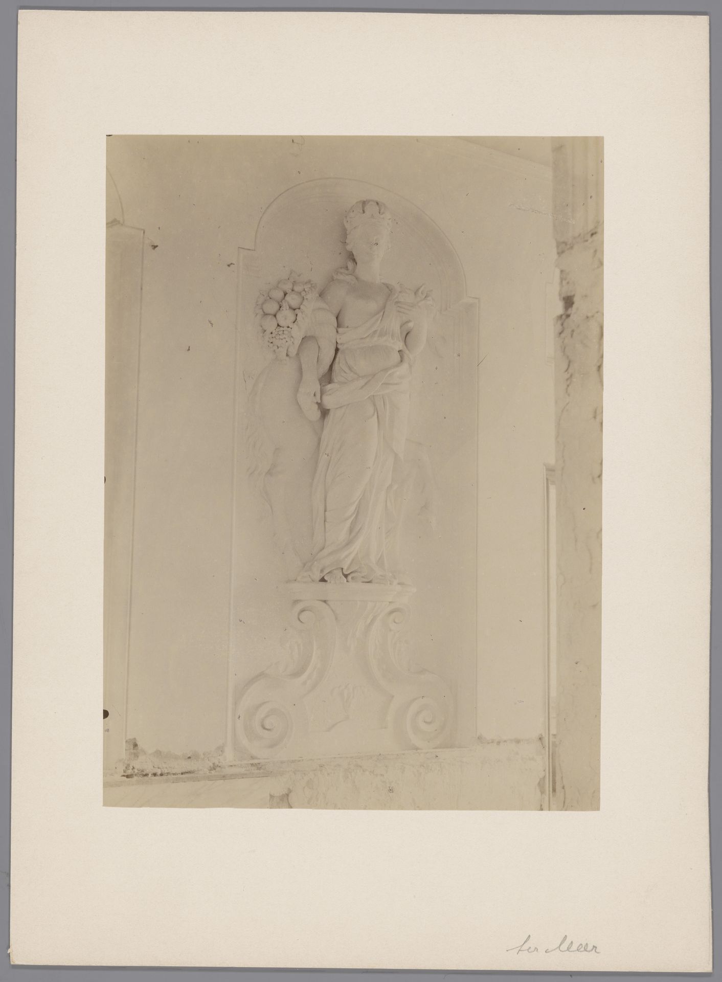 Beeld van een vrouw met een paard in het Huis ter Meer te Maarssen by anoniem (Monumentenzorg)