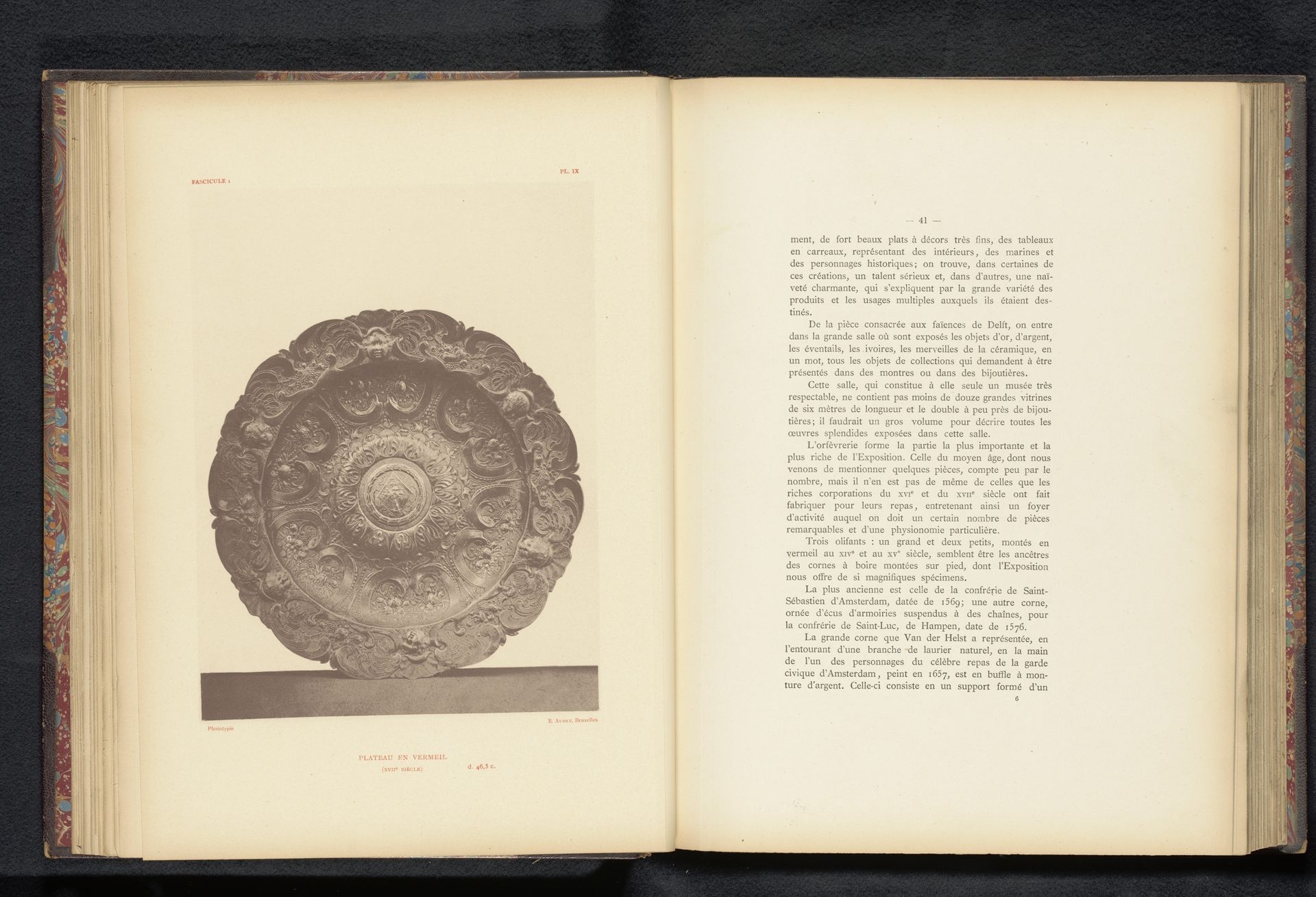 Dienblad met reliëf by Emile Aubry