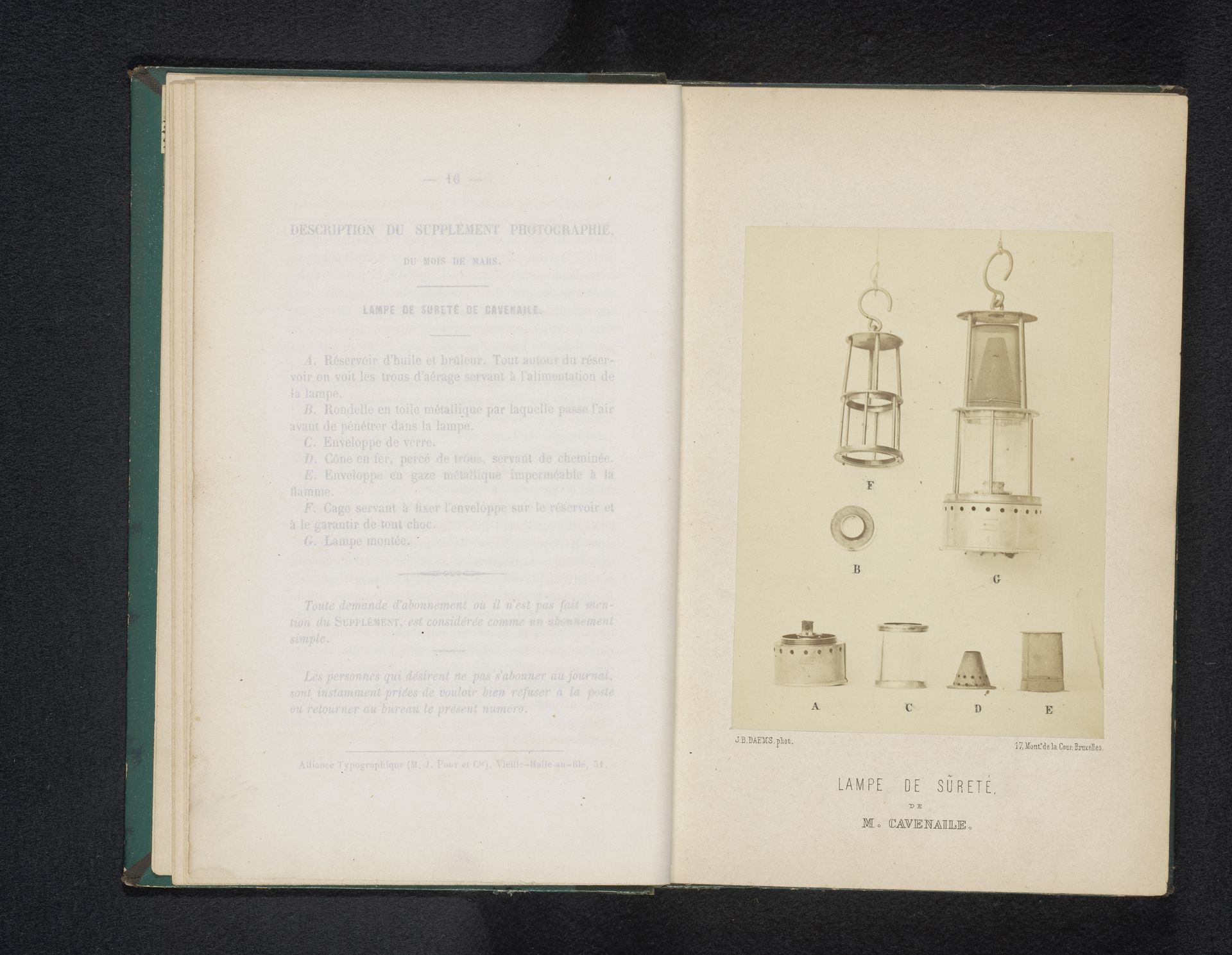 Onderdelen en een gemonteerd exemplaar van een lamp die gebruikt kan worden in de doka by Jean-Baptiste Daems