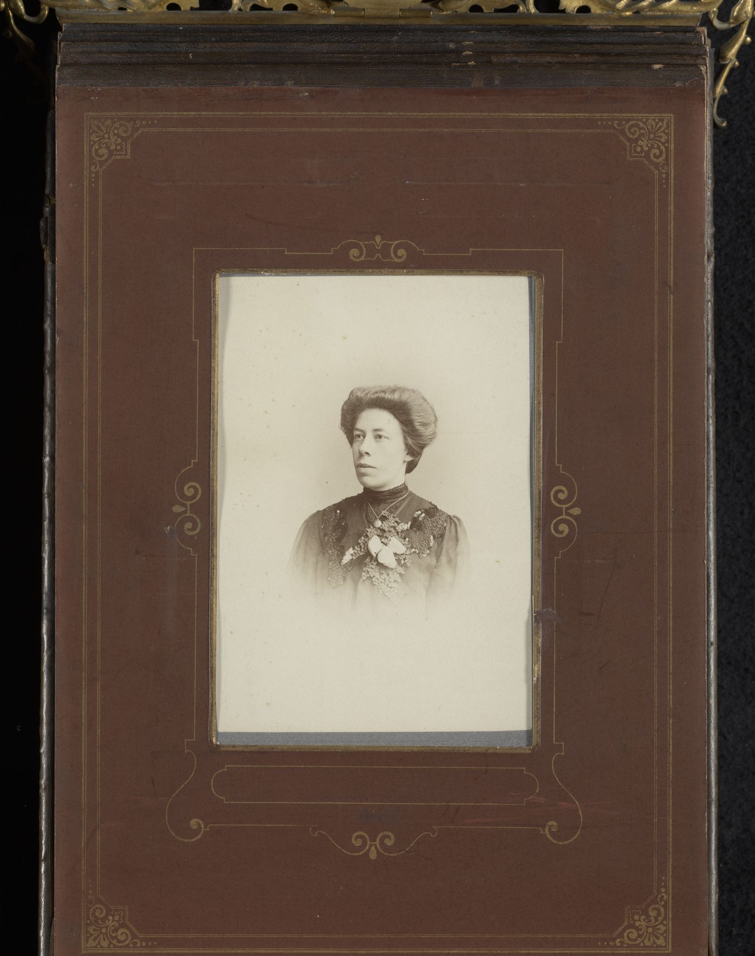 Portret van een vrouw by J.H. Gill