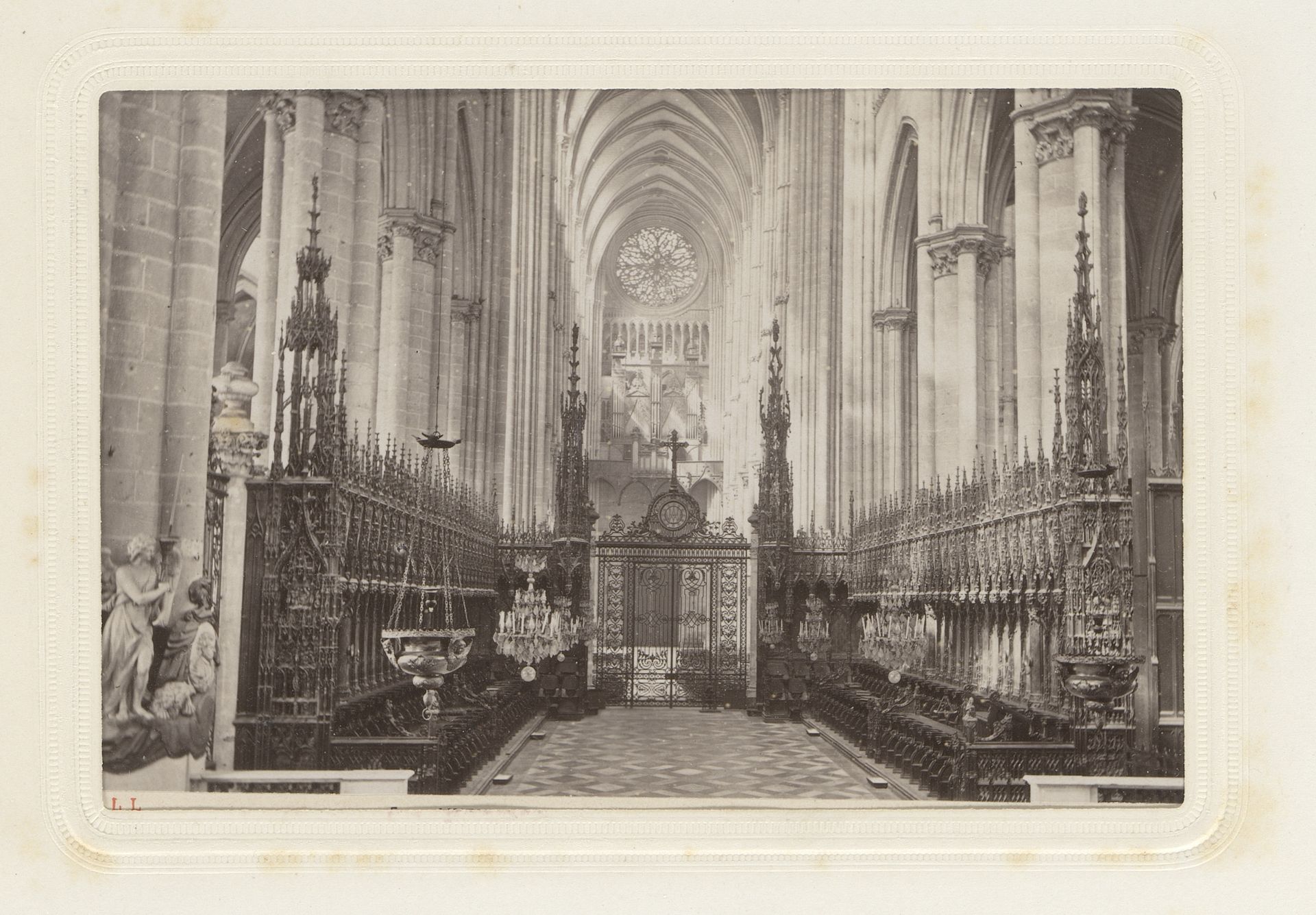 Gezicht op het koor van de Notre-Dame van Amiens, Frankrijk by Léon & Lévy