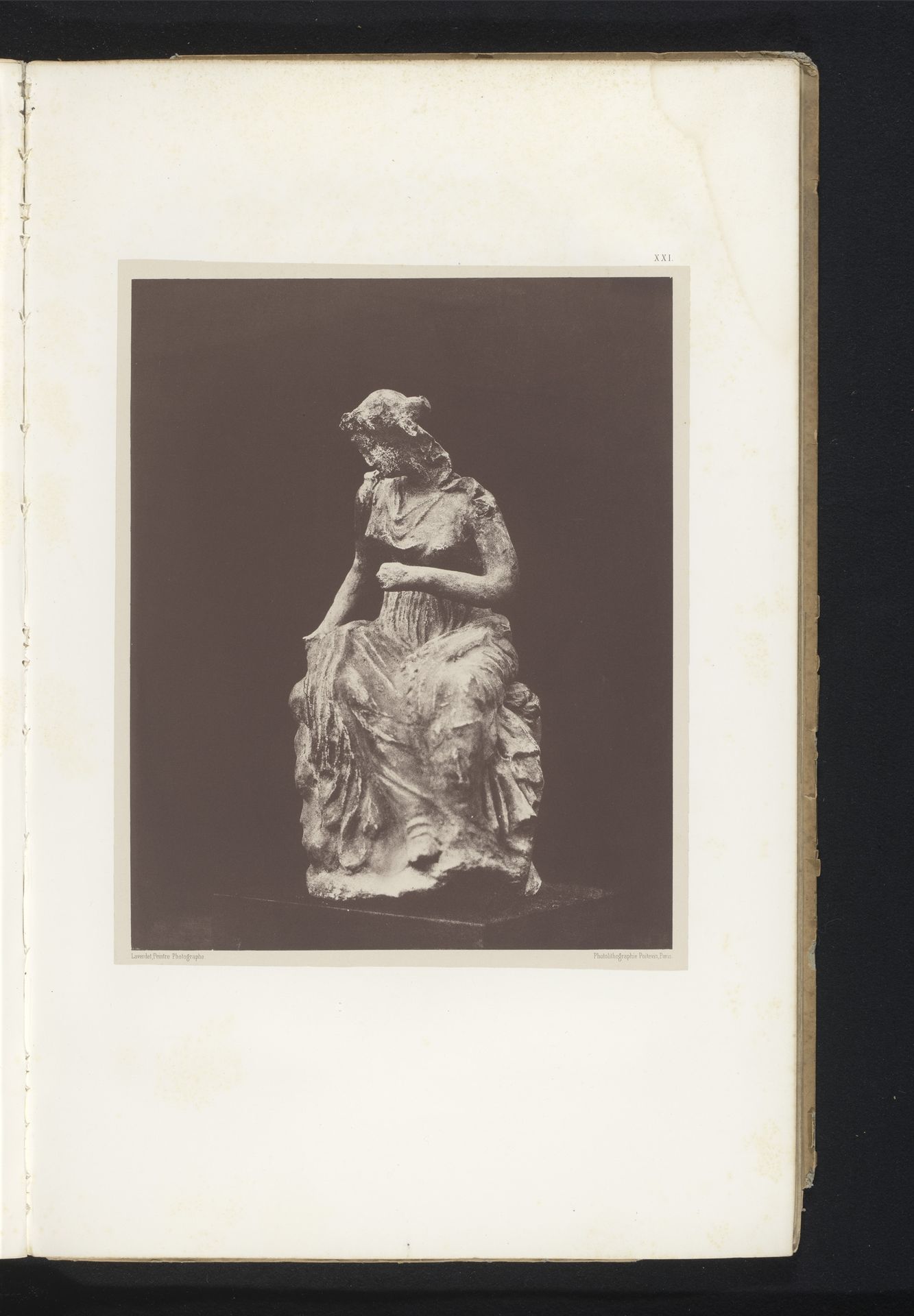 Terracotta sculptuur van een zittende vrouw by Marcel Gustave Laverdet