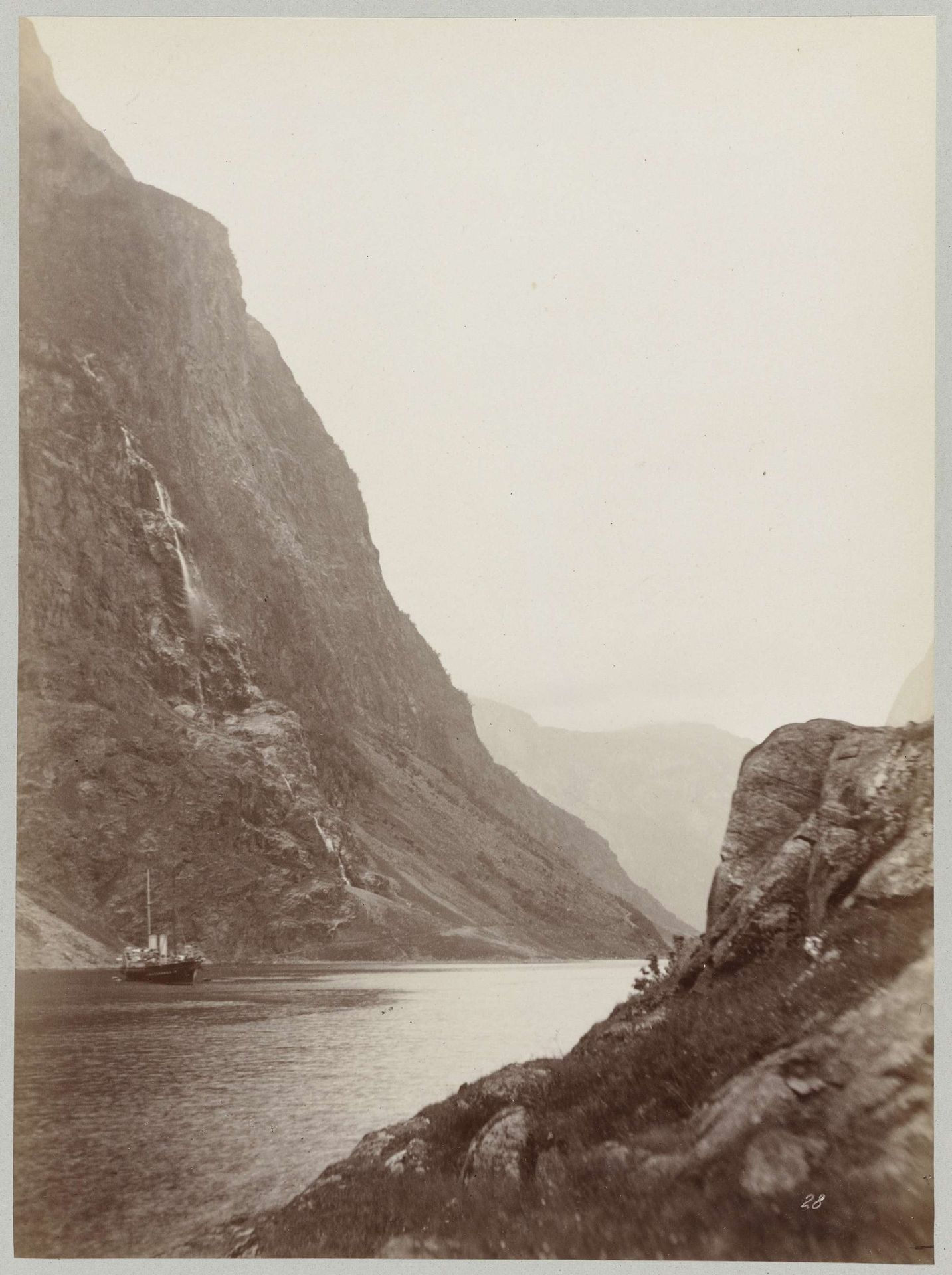Schip op een rivier in het bergachtige Noorse landschap by Paul Güssfeldt