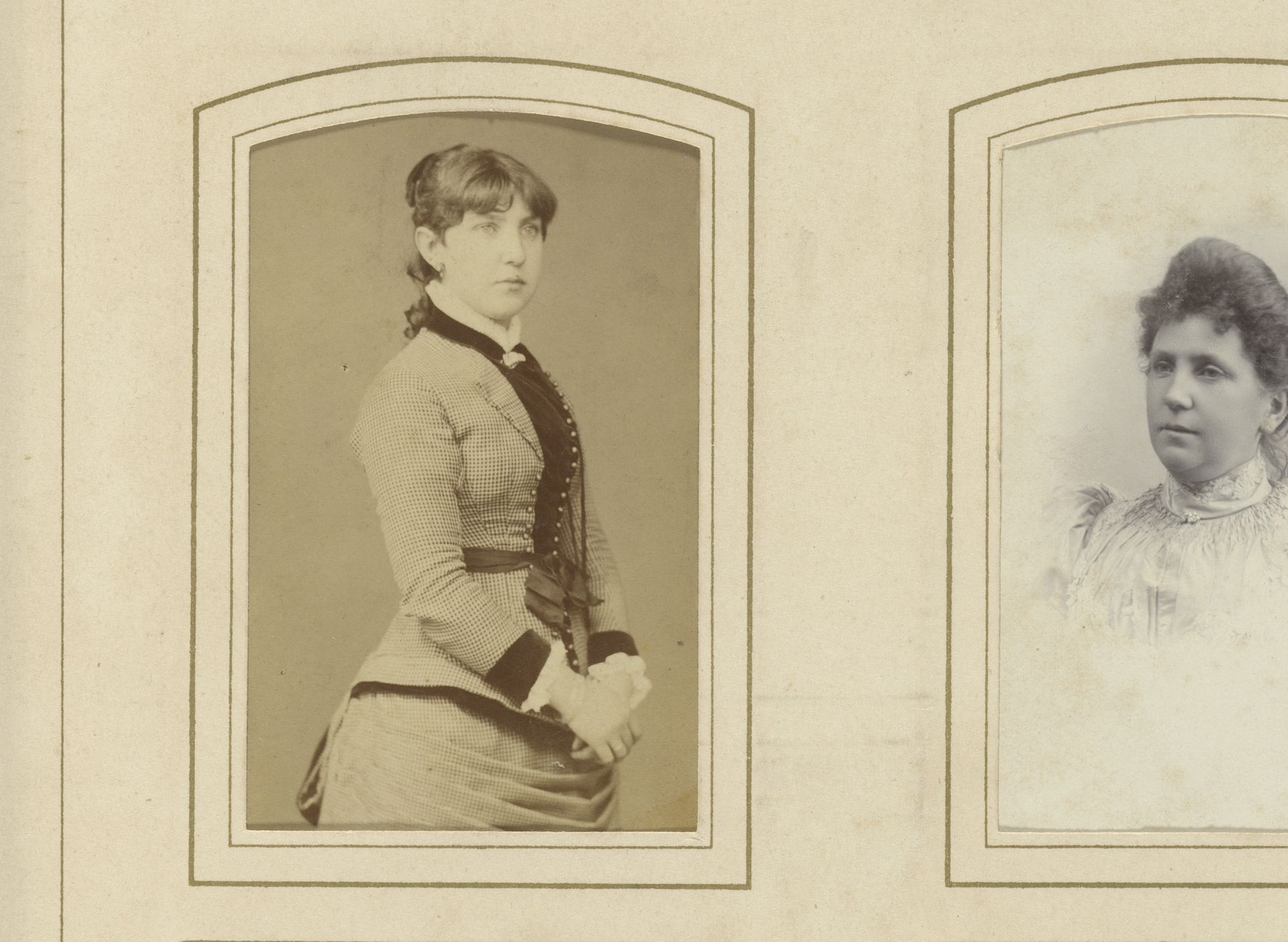 Portret van een staande jonge vrouw by De Lavieter & Co.