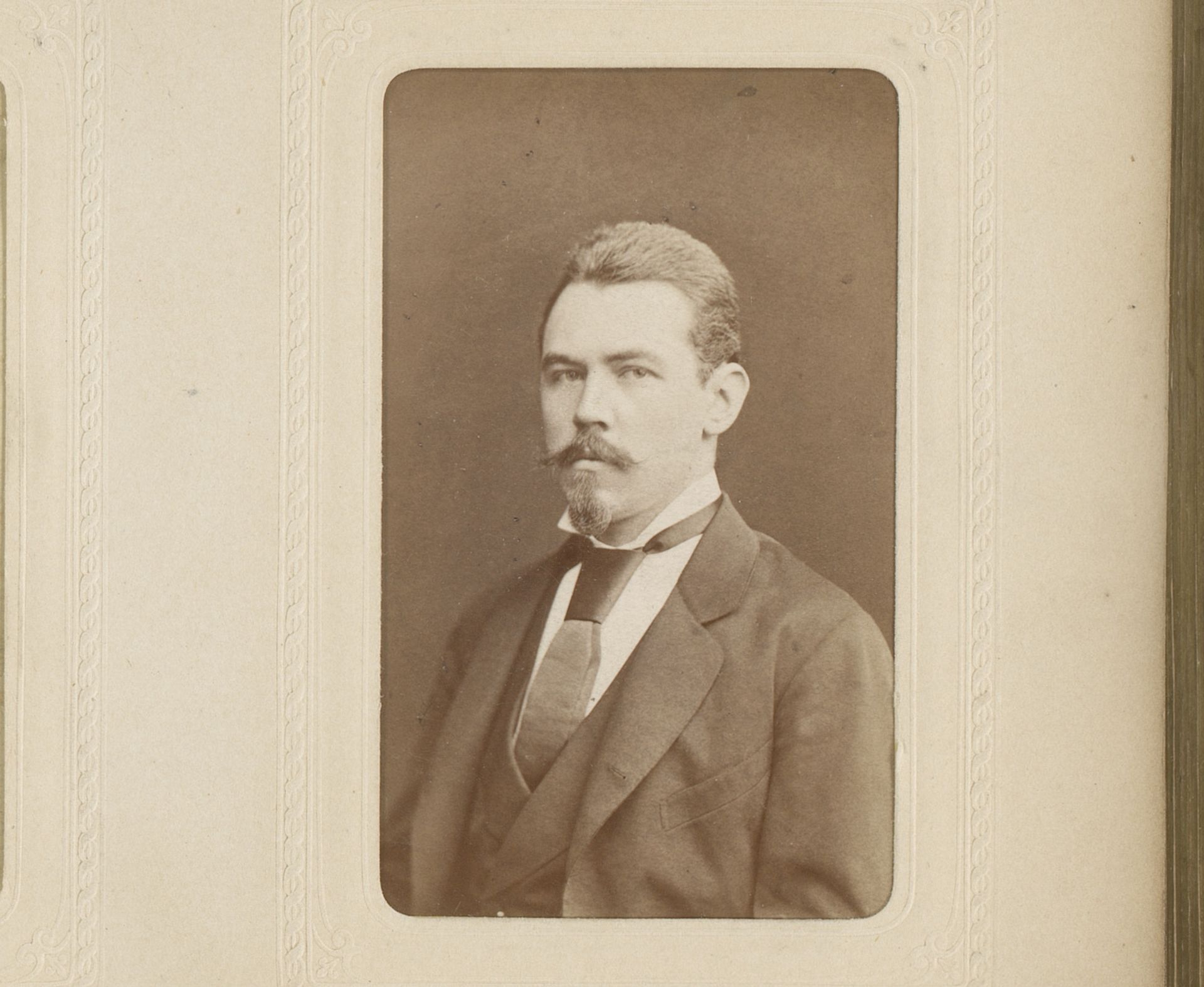 Portret van een man met snor, sik en stropdas by H. Fiedler
