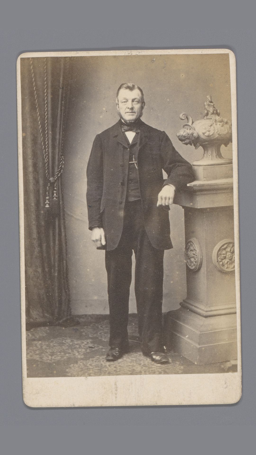 Portret van een onbekende man, staande naast een sokkel by A.K. de Koningh