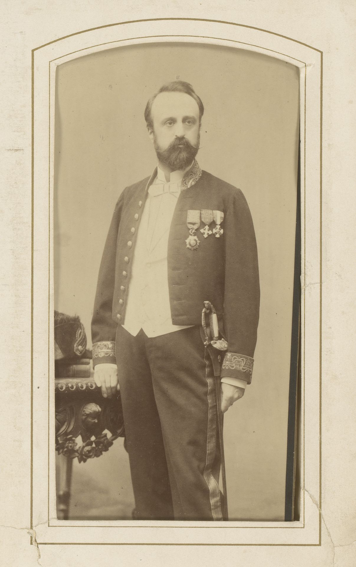Portret van een staande man in uniform met onderscheidingen by Ilario Carposio
