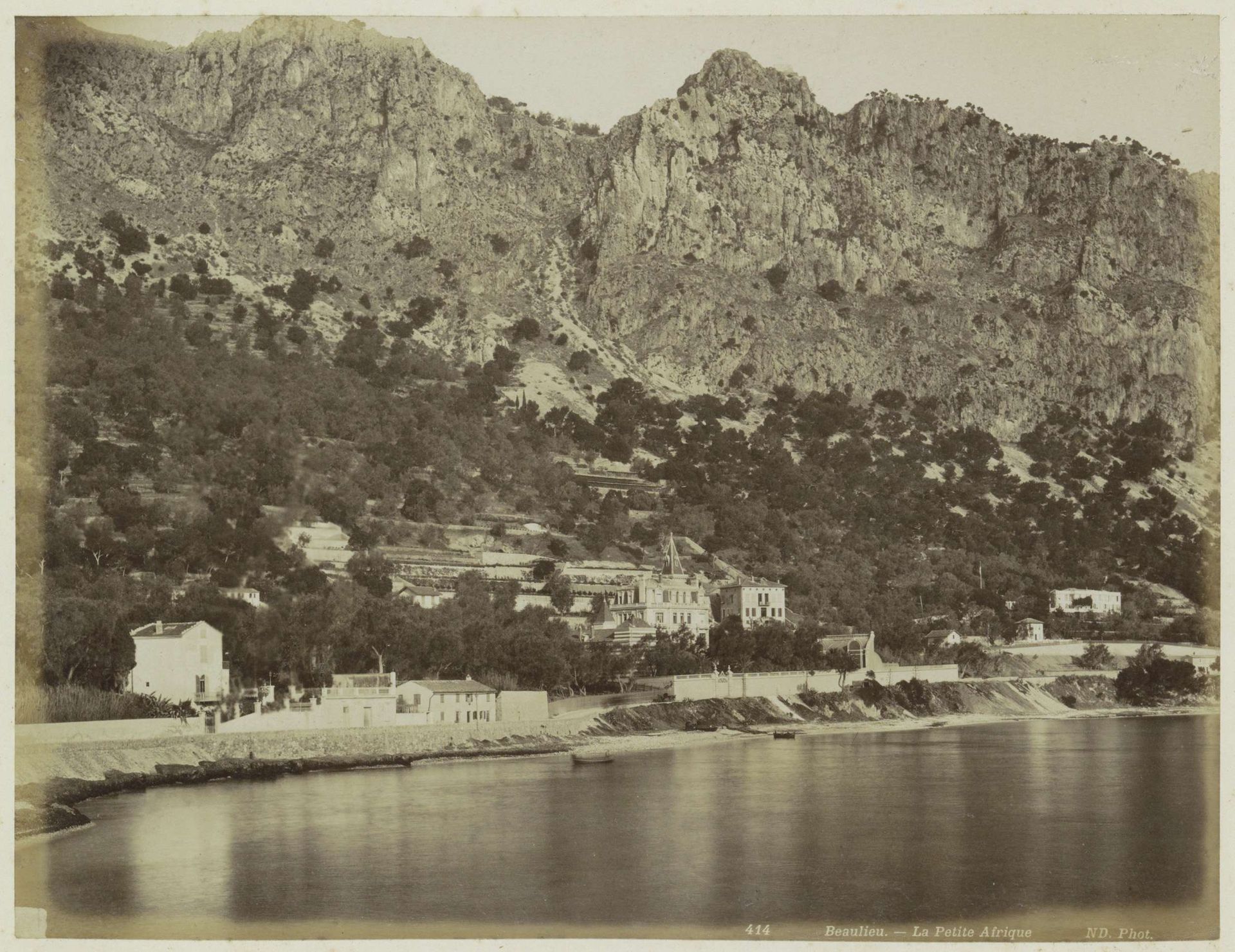 Gezicht op Beaulieu-sur-Mer en de wijk Petite Afrique by Étienne Neurdein