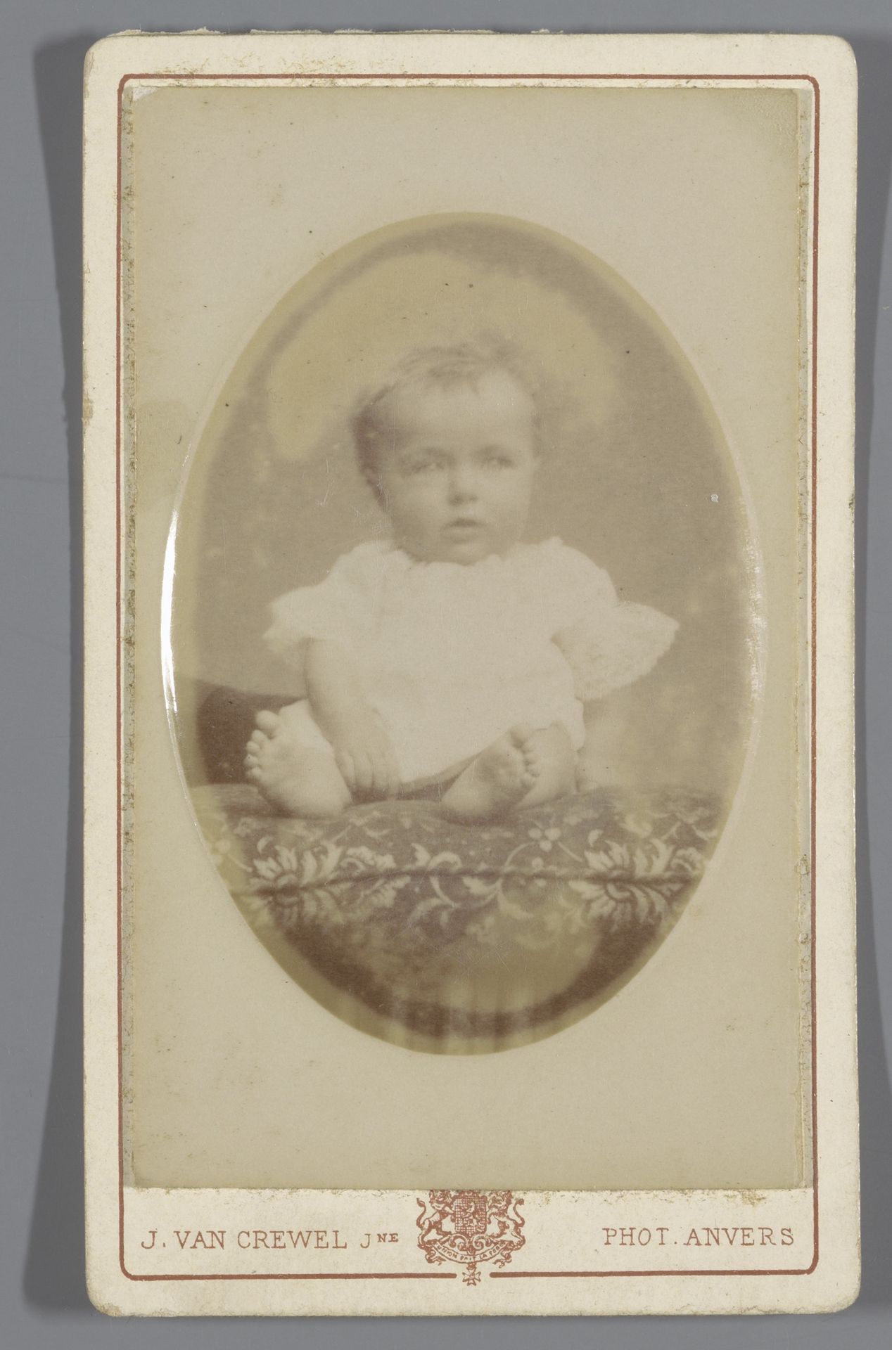 Portret van een onbekende baby op een kussen by J. Van Crewel Jeune