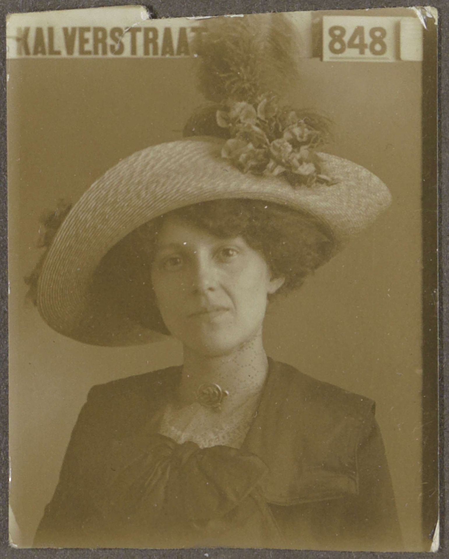 Portret van een vrouw met een hoed by American Automatic Fotografie