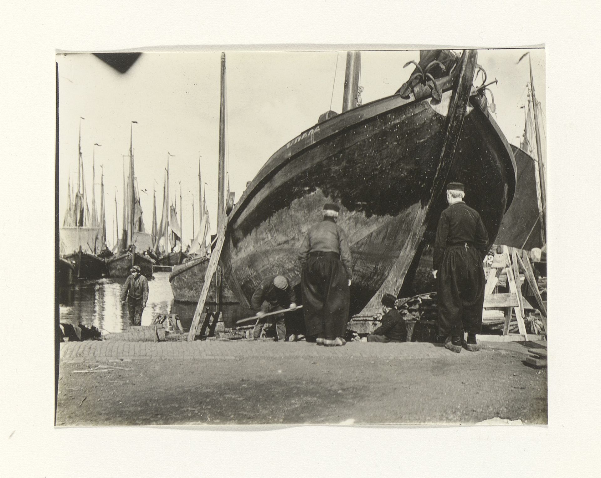 Havenwerkers bij een boot in de haven in Volendam by G. Hidderley