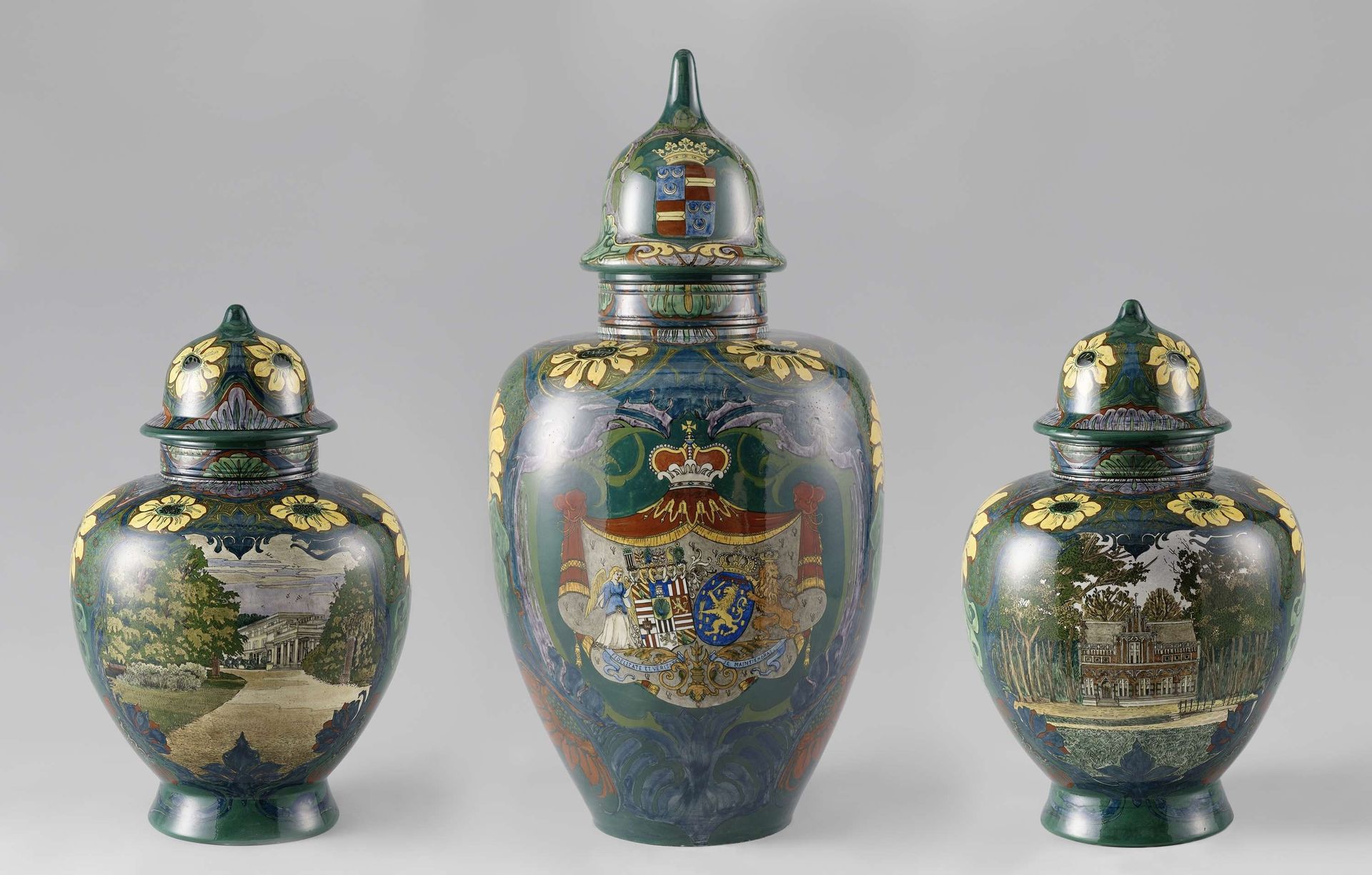 Drie vazen met deksels van aardewerk by N.V. Haagsche Plateelfabriek Rozenburg