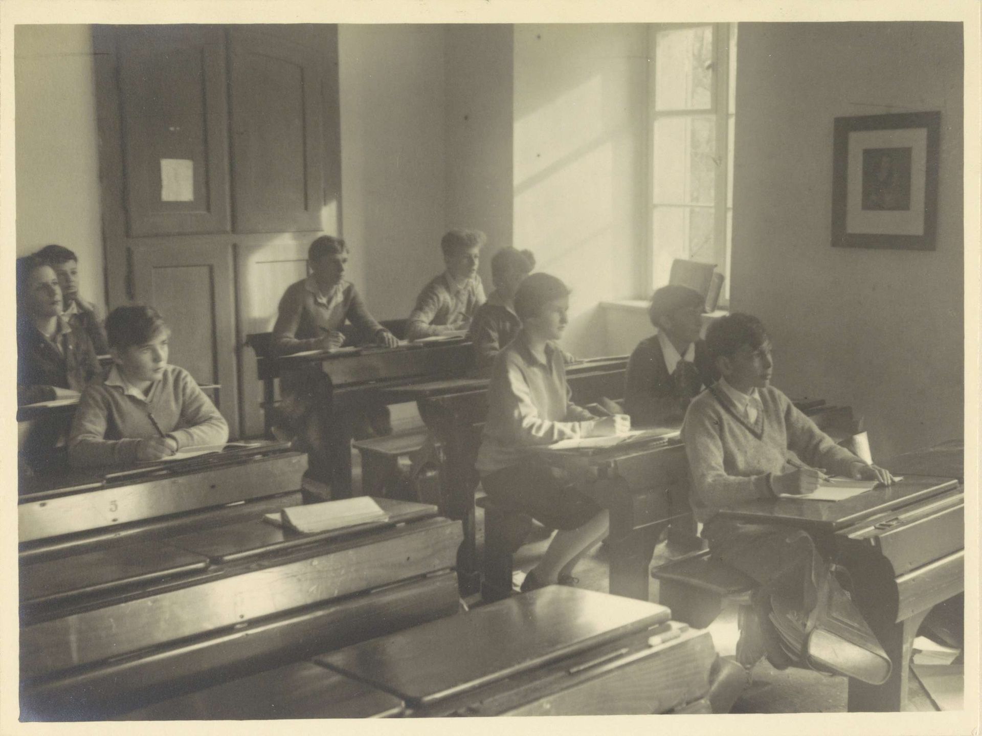 Jonge leerlingen zittend in een klaslokaal in Hermannsberg, een nevenvestiging van Schule Schloss Salem by Anonymous